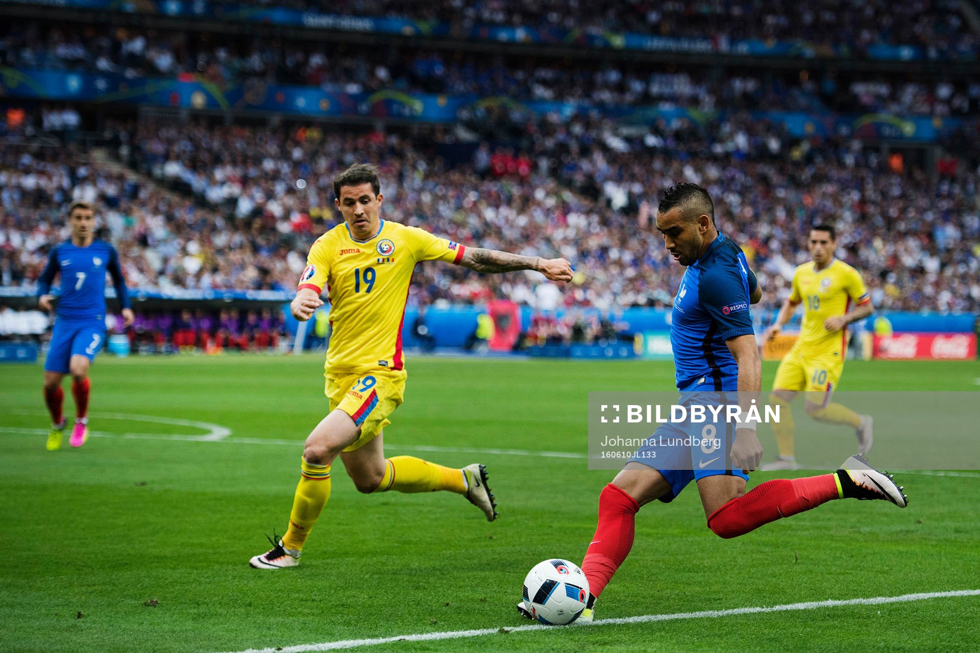 Frankrikes Dimitri Payet utmanar Rumäniens Bogdan Stancu
