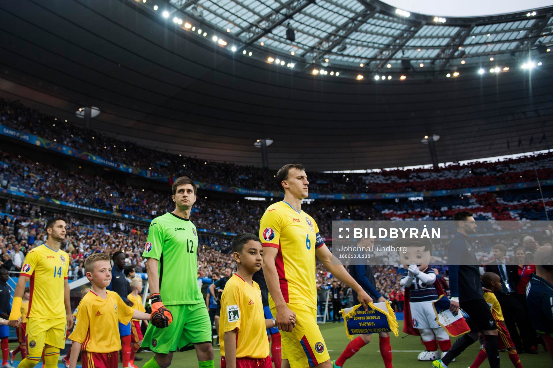 Rumäniens Vlad Chiriches, målvakt Ciprian Tatarusanu, och Florin Andone går in på planen inför fotbollsmatchen mellan Frankrike och Rumänien under Fotbolls-EM den 10 juni 2016 i Paris.