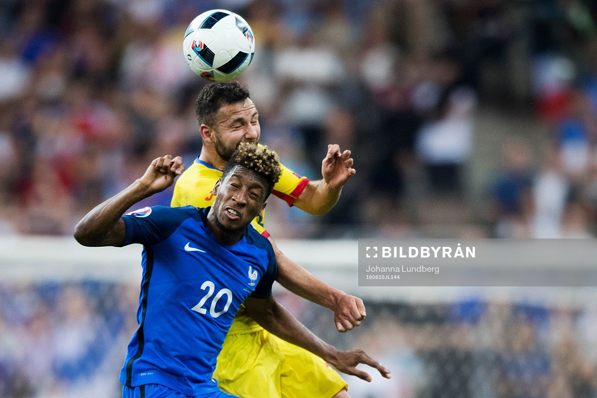 Frankrikes Kingsley Coman och Rumäniens Razvan Rat under fotbollsmatchen mellan Frankrike och Rumänien under Fotbolls-EM den 10 juni 2016 i Paris.
