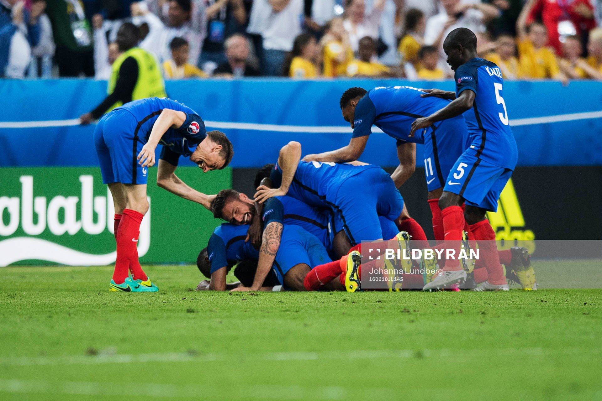 Frankrikes spelare jublar med Dimitri Payet