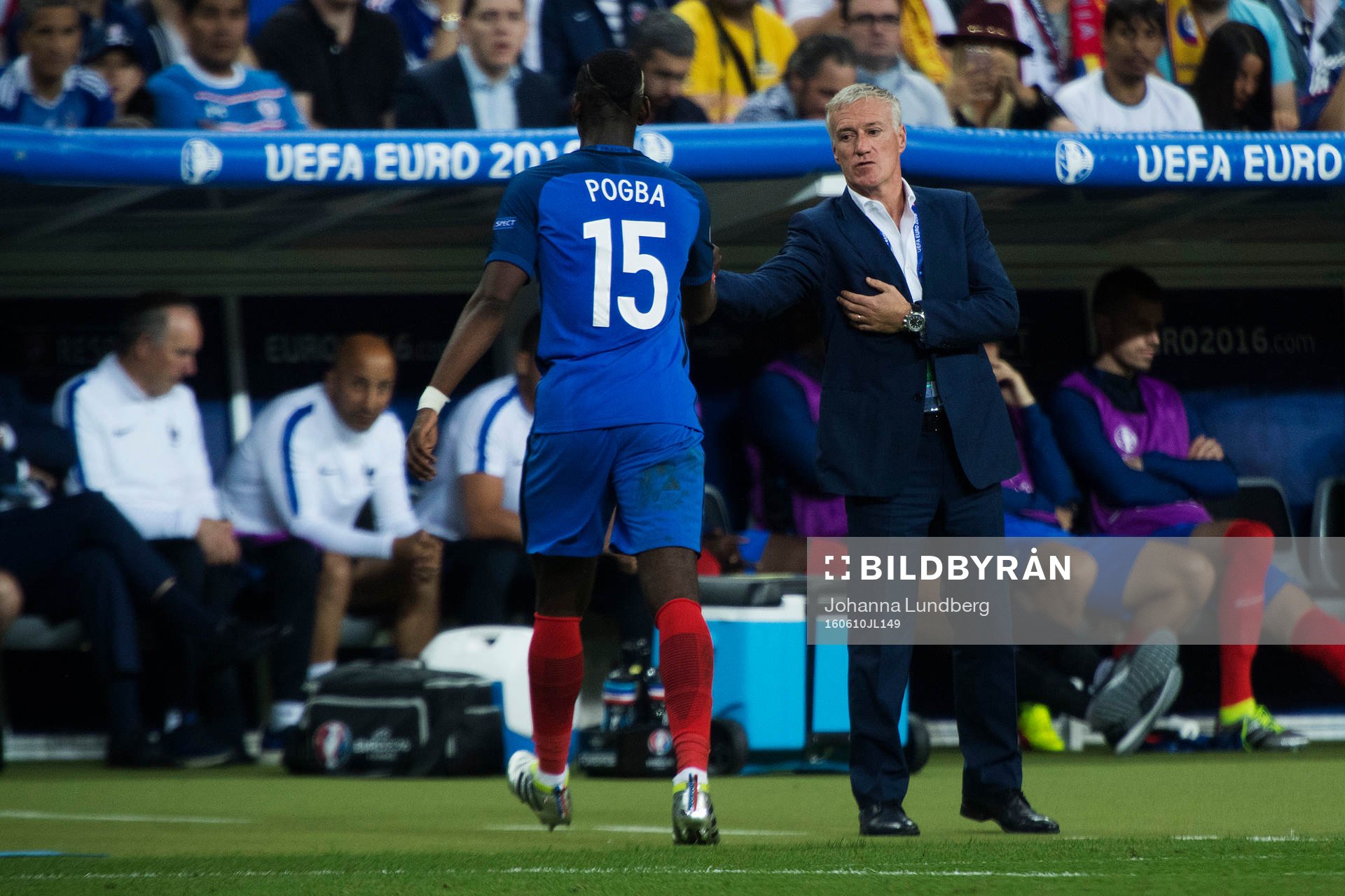 Frankrikes förbundskapten Didier Deschamps klappar om Paul