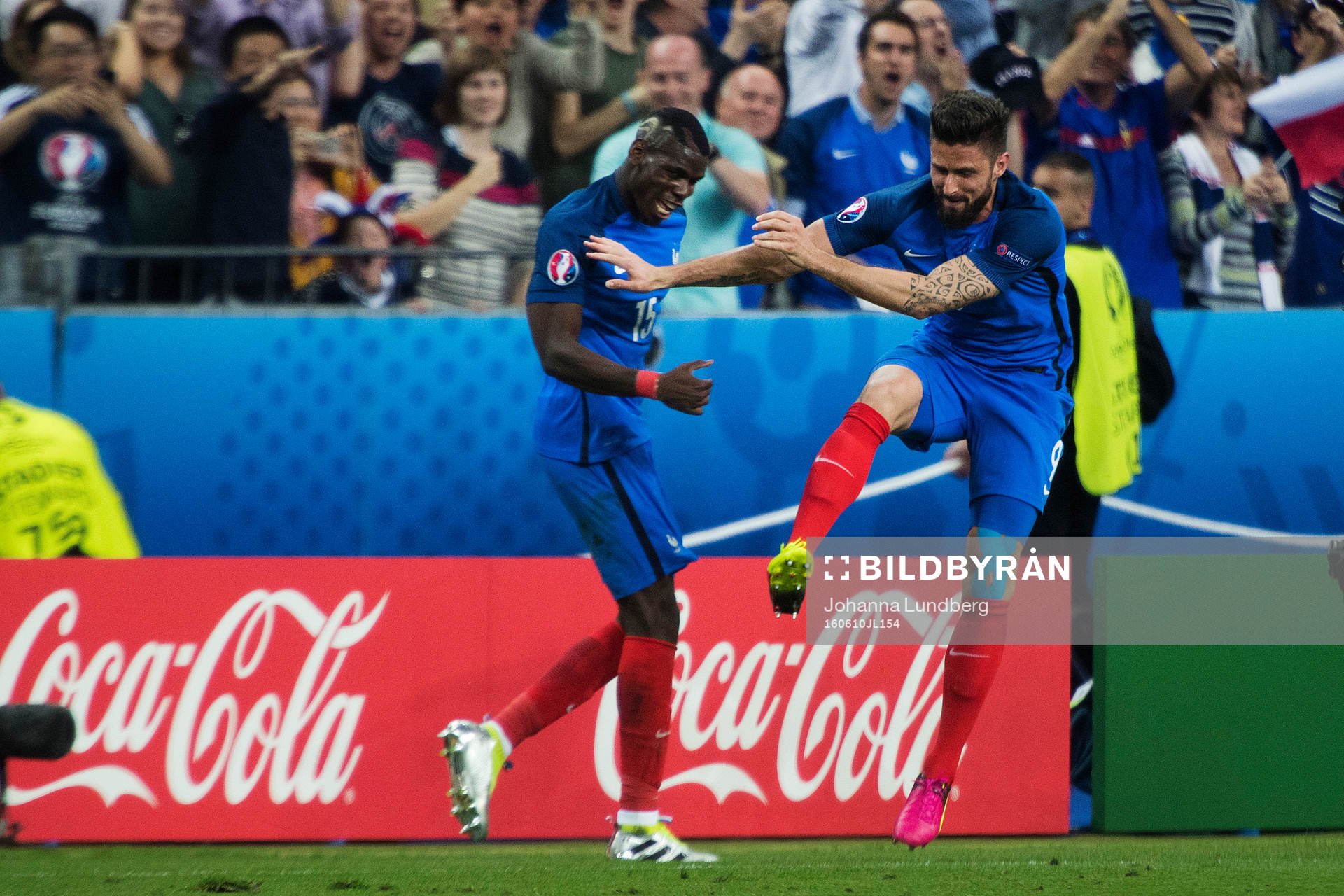 Frankrikes Olivier Giroud (th) jublar med Paul Pogba (tv)