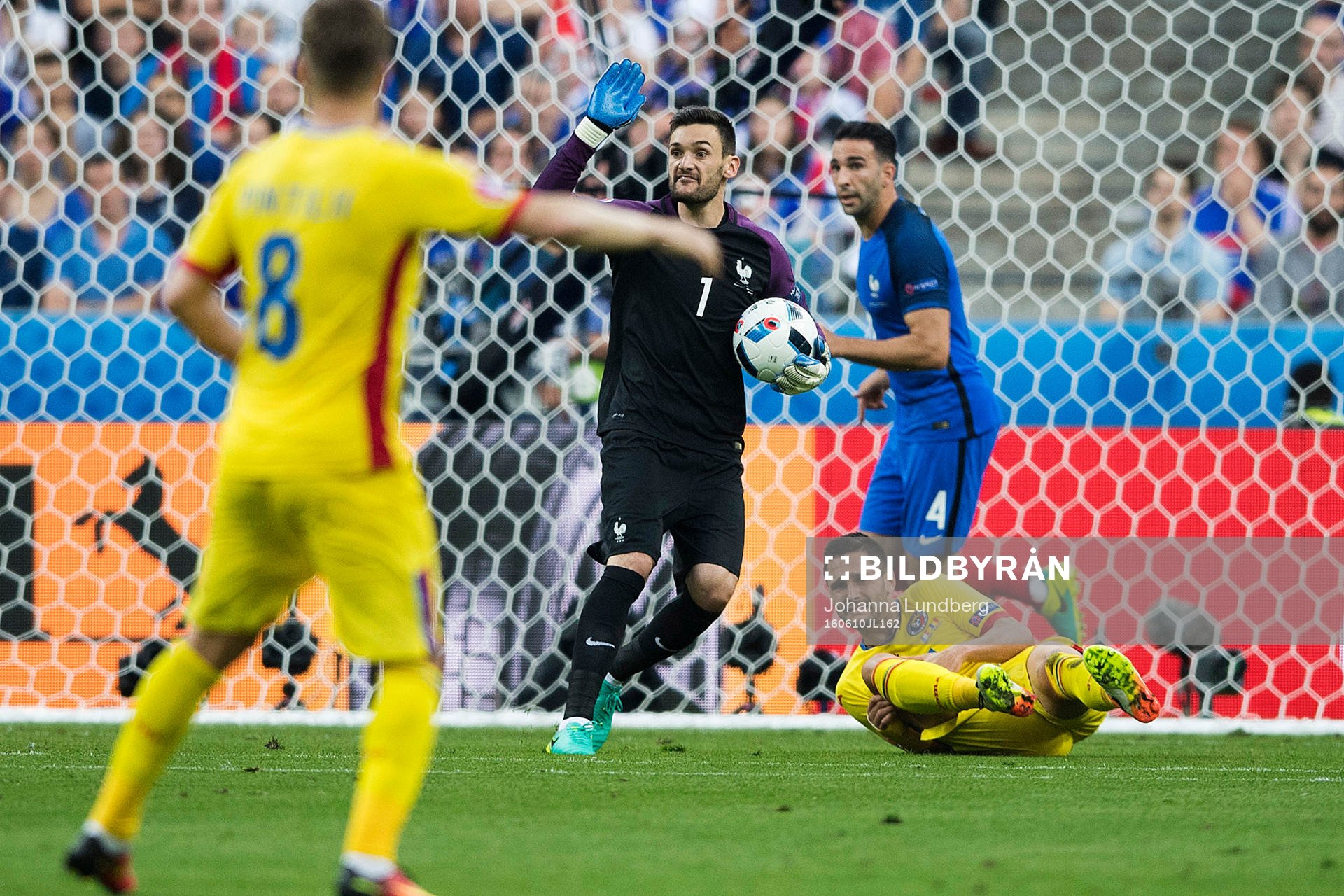 Frankrikes målvakt Hugo Lloris reagerar