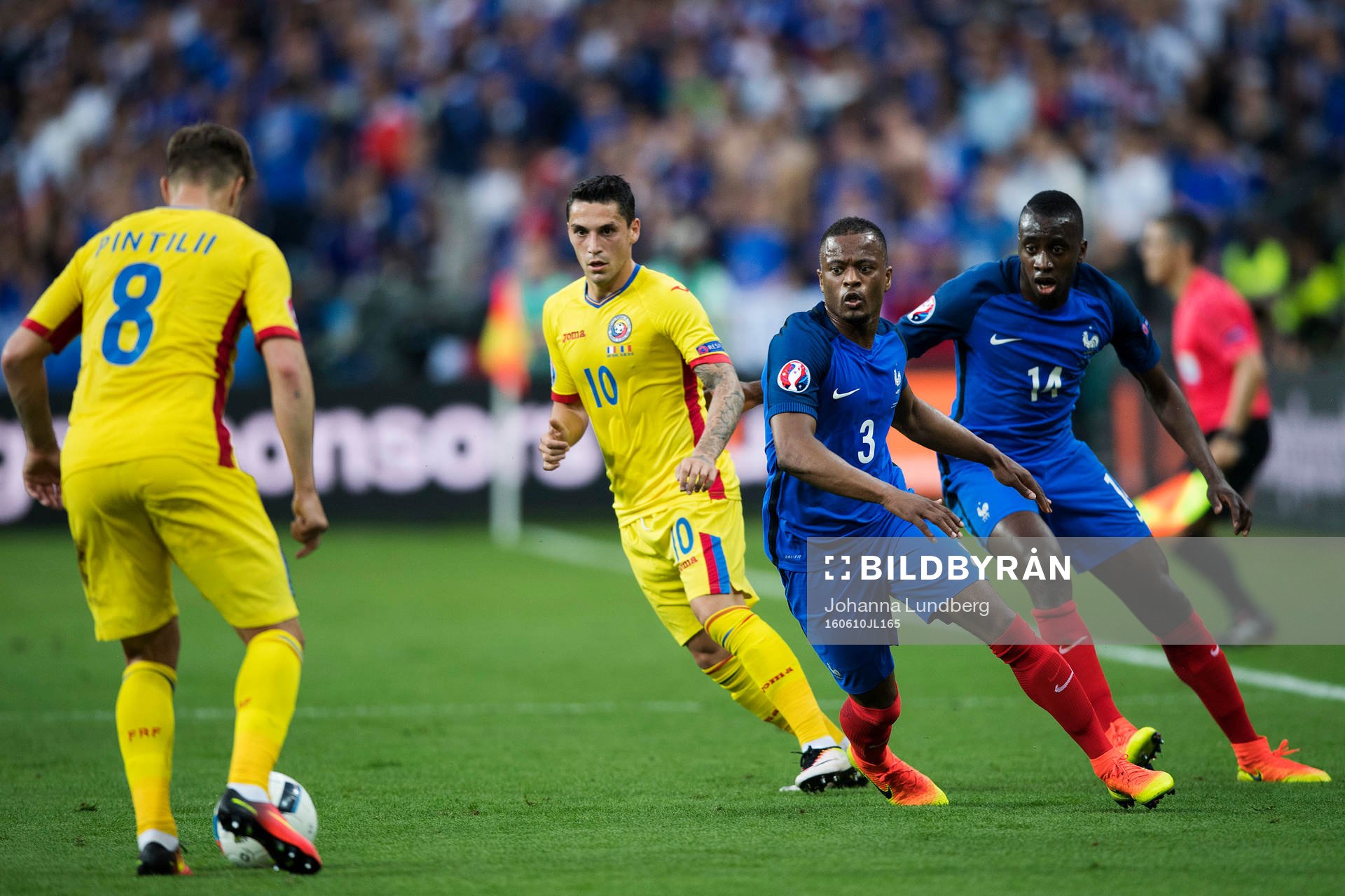 Frankrikes Patrice Evra och Blaise Matuidi mot Rumäniens Mihai Pintilii och Nicolae Stanciu under fotbollsmatchen mellan Frankrike och Rumänien under Fotbolls-EM den 10 juni 2016 i Paris.
