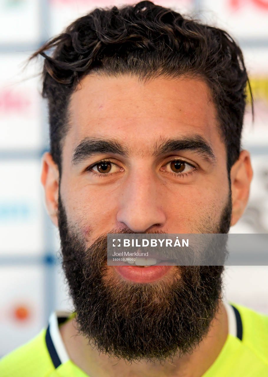 Sveriges Jimmy Durmaz i mixade zonen innan Sveriges