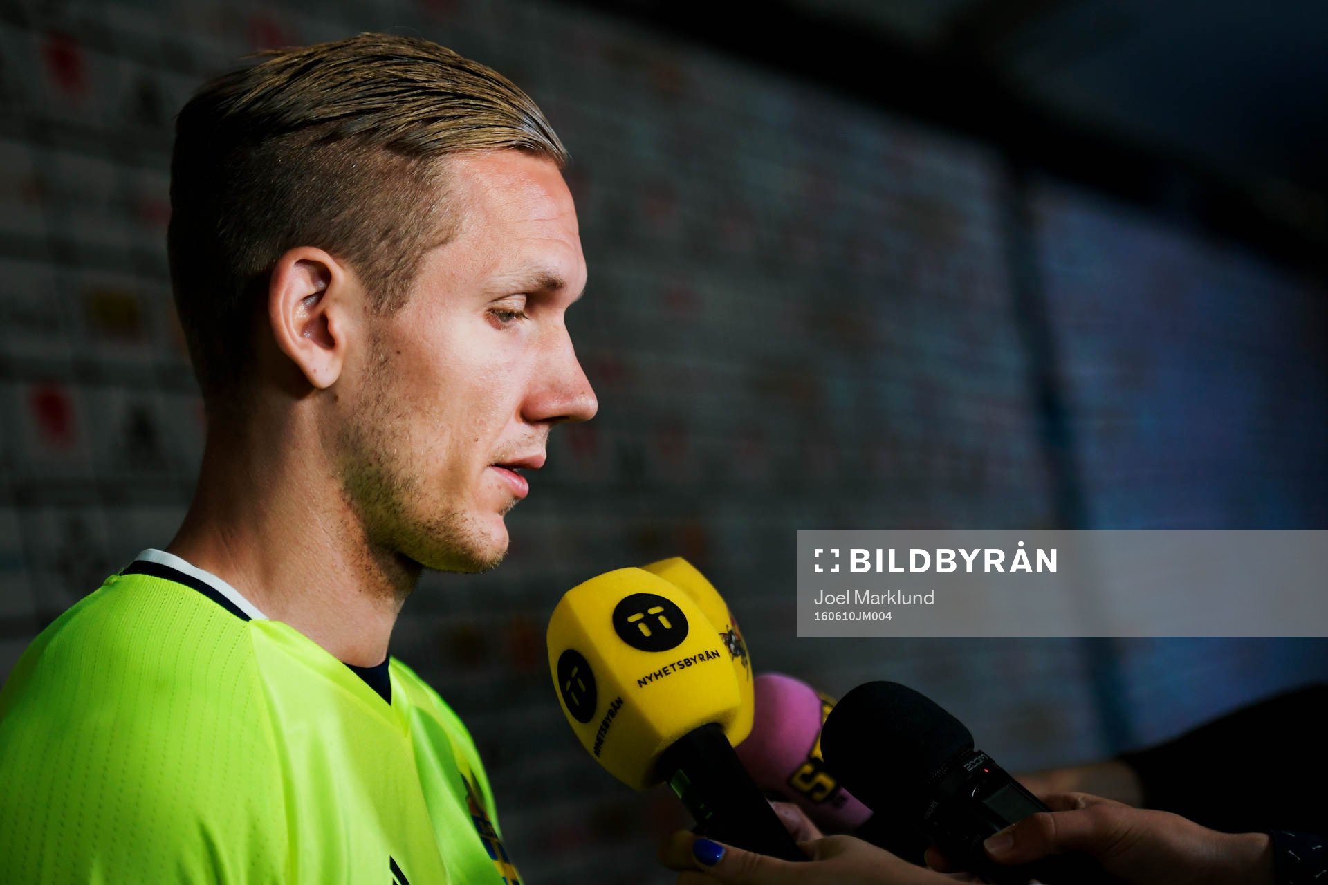 Sveriges målvakt Robin Olsen i mixade zonen innan Sveriges