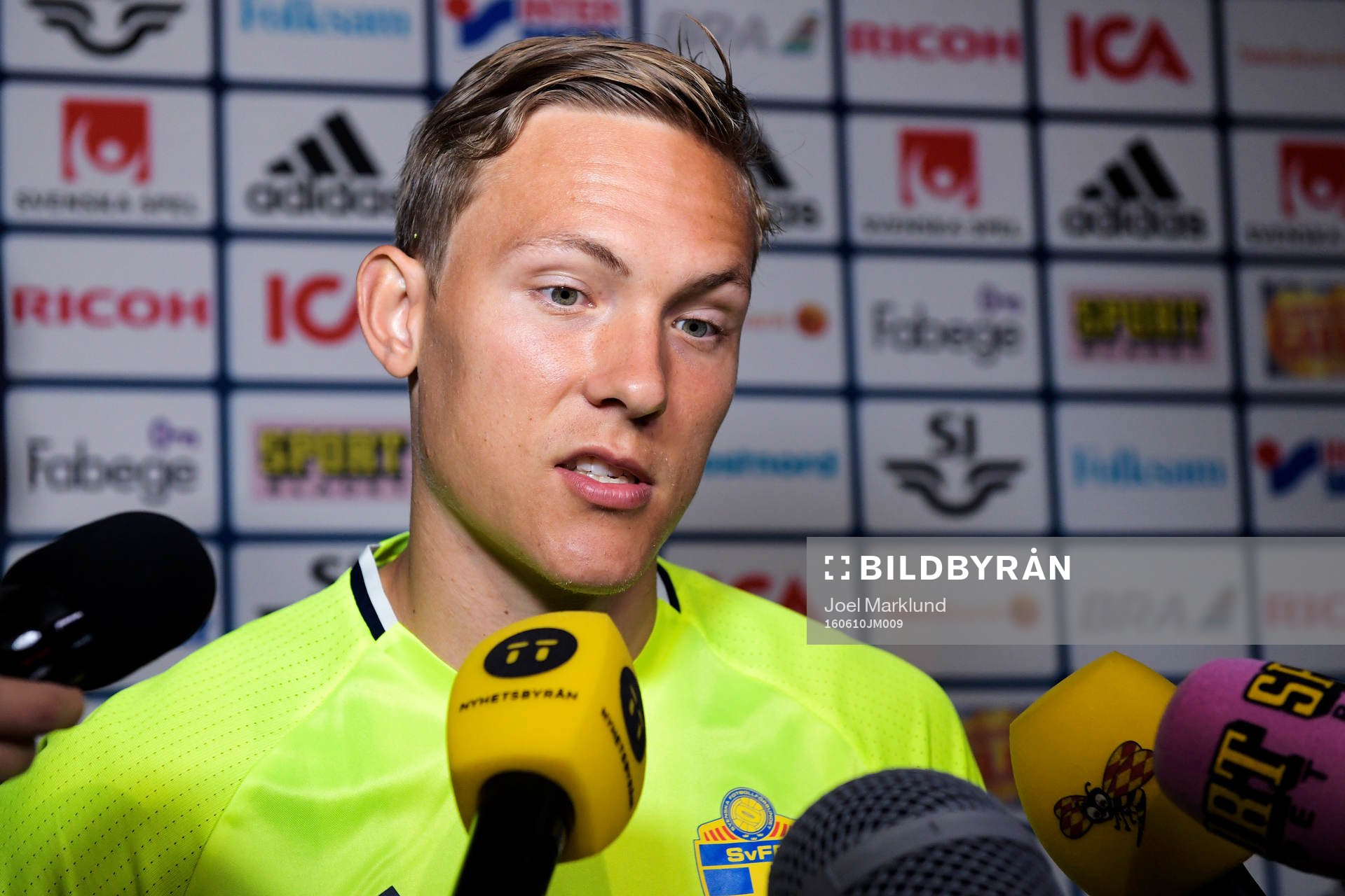 Sveriges Ludwig Augustinsson i mixade zonen innan Sveriges fotbollslandslags träning under fotbolls-EM den 10 juni 2016 i Saint-Nazaire.