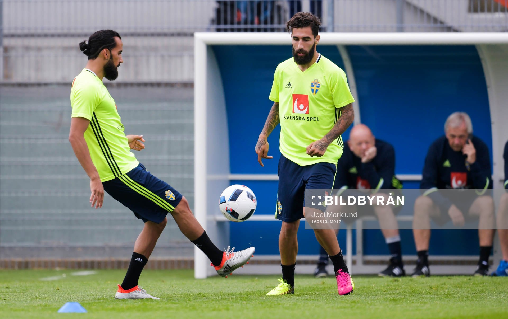 Sveriges Erkan Zengin och Jimmy Durmaz