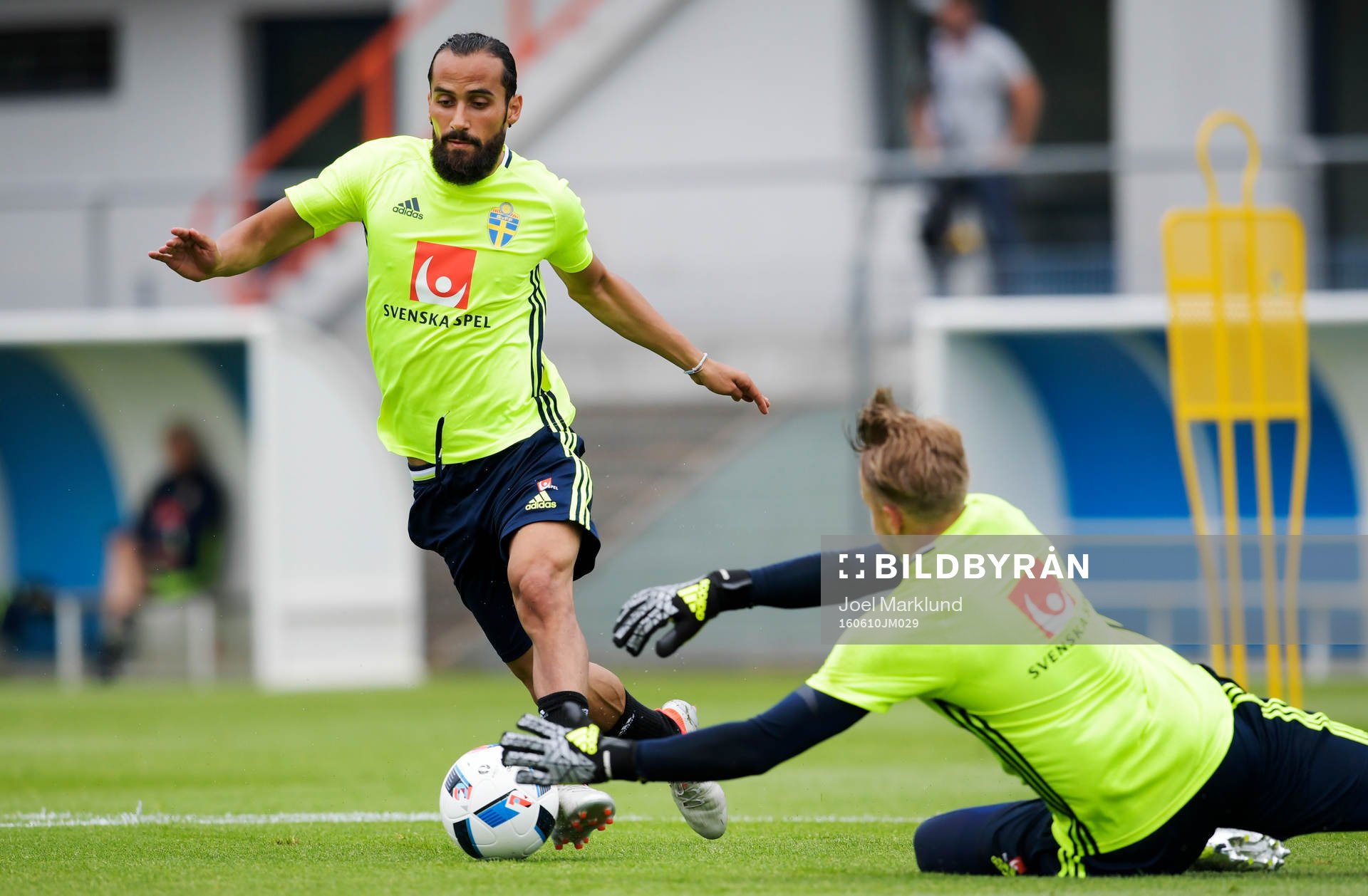 Sveriges Erkan Zengin och målvakt Patrik Carlgren