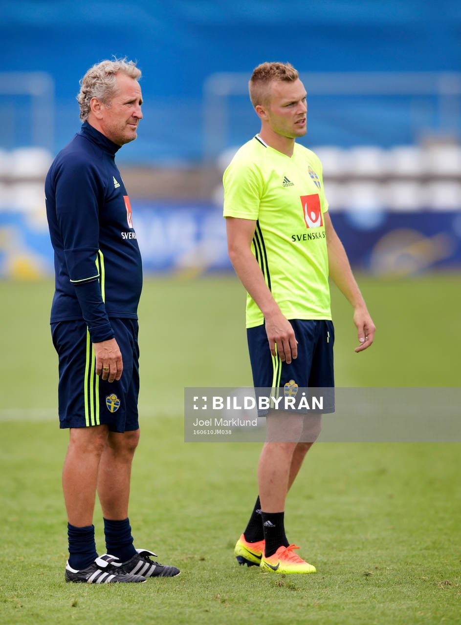 Sveriges förbundskapten Erik Hamrén och Sebastian Larsson