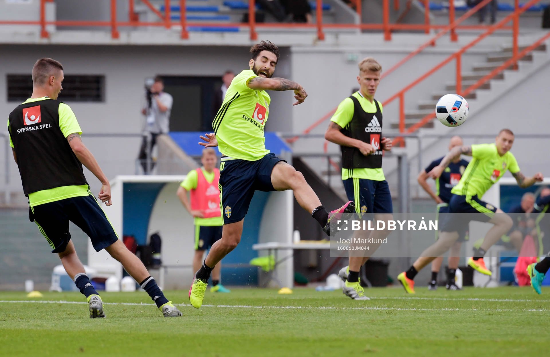 Sveriges Mikael Lustig slår en boll förbi Jimmy Durmaz