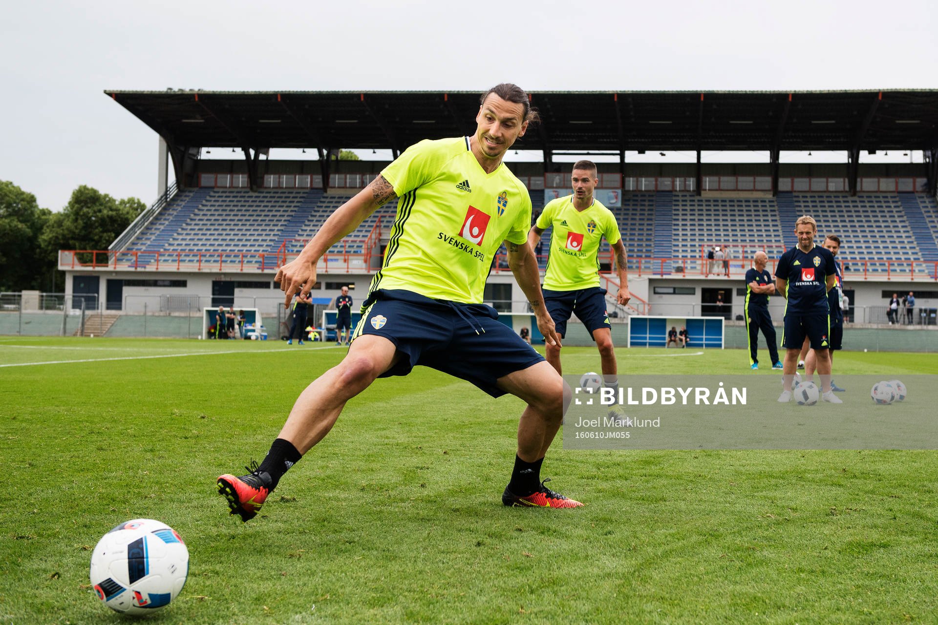 Zlatan Ibrahimovic sträcker sig efter bollen under Sveriges fotbollslandslags träning under fotbolls-EM den 10 juni 2016 i Saint-Nazaire.