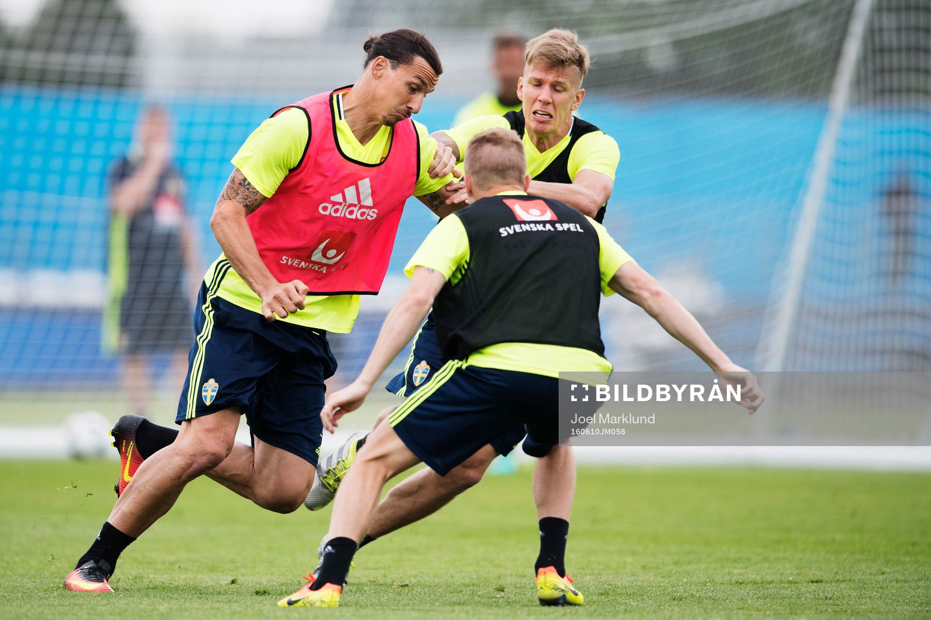 Zlatan Ibrahimovic utmanar Sebastian Larsson och Pontus