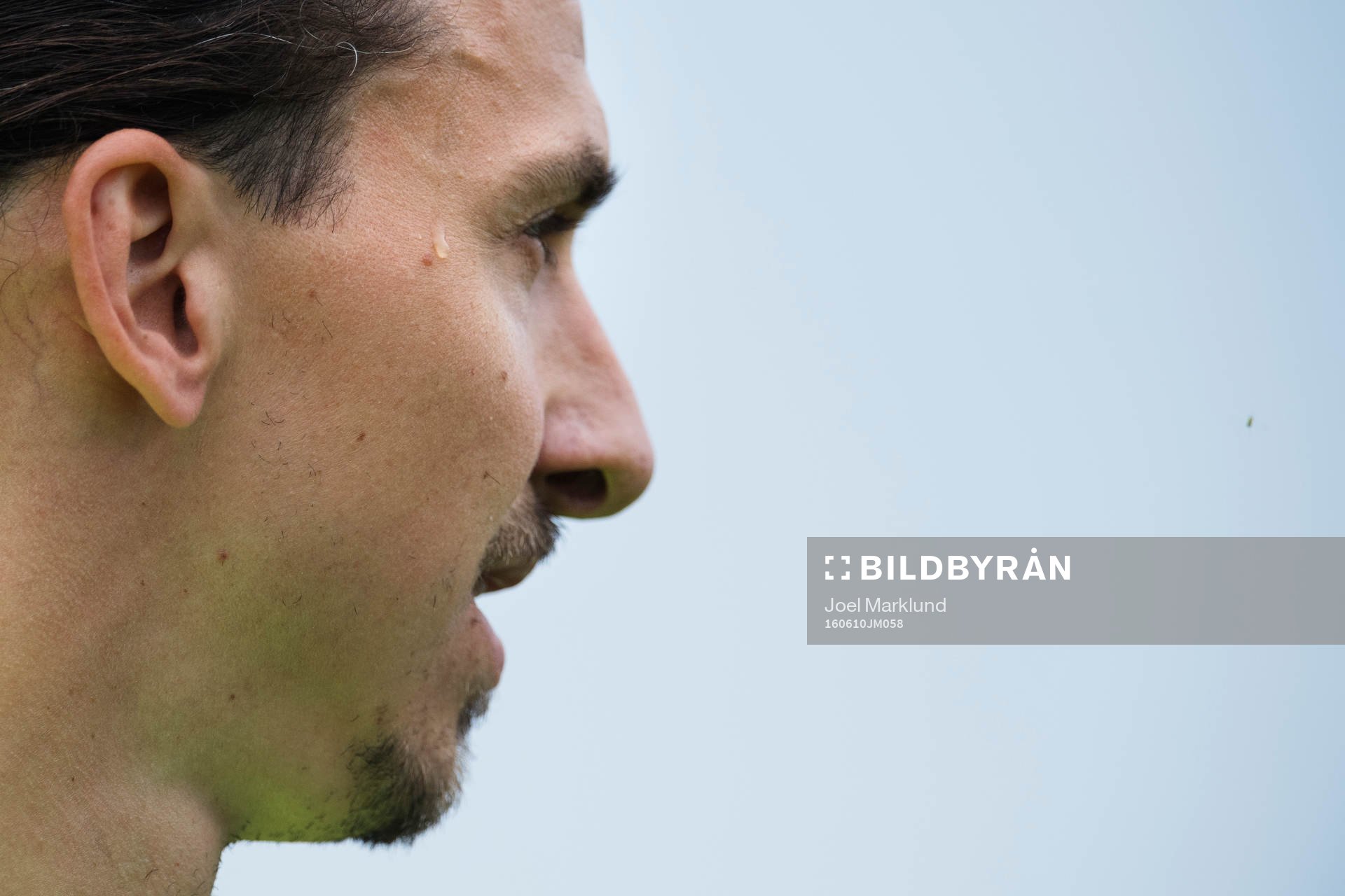 En svettdroppe rinner ner för tinningen på Zlatan