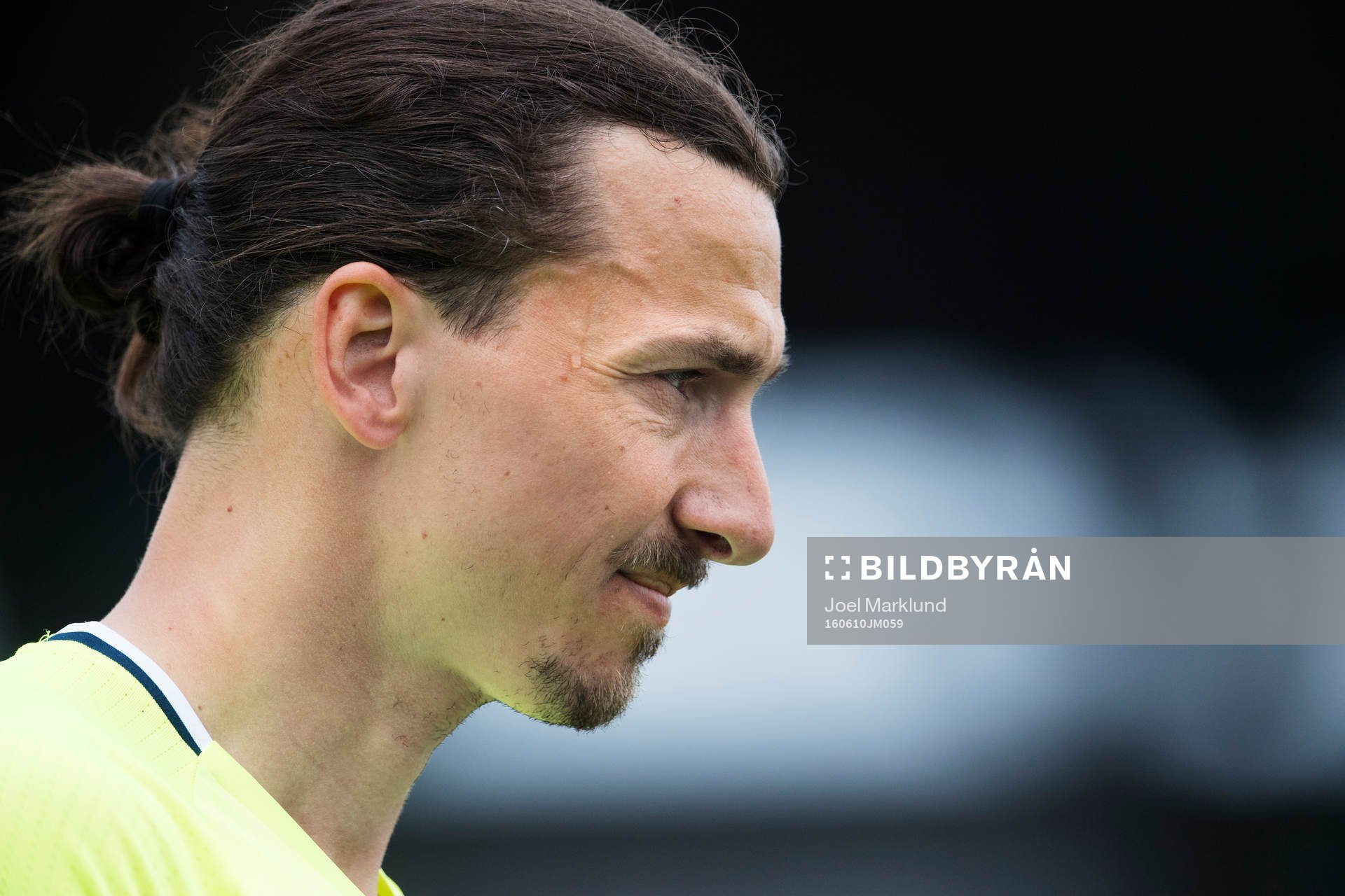 En svettdroppe rinner ner för tinningen på Zlatan