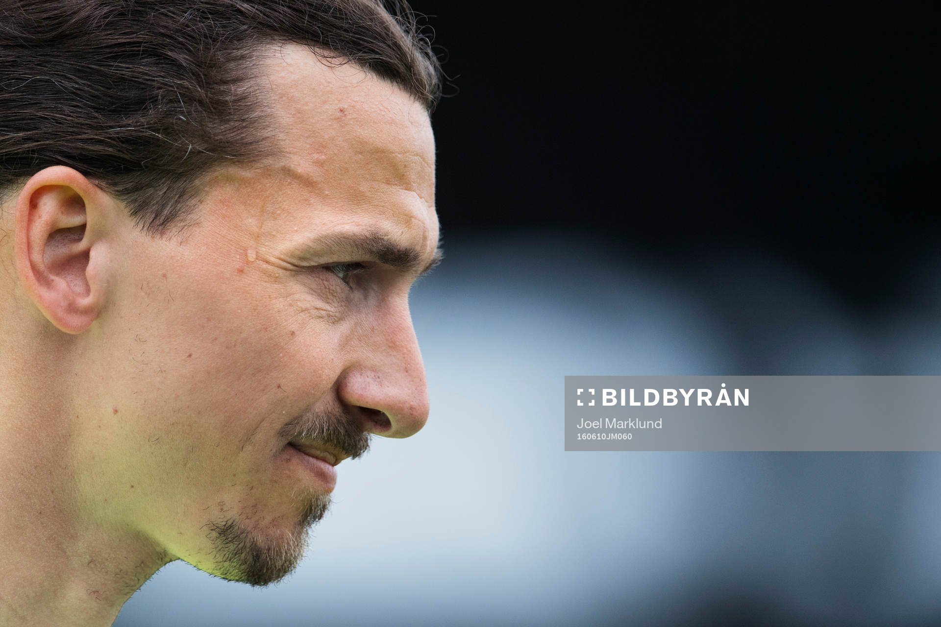 En svettdroppe rinner ner för tinningen på Zlatan