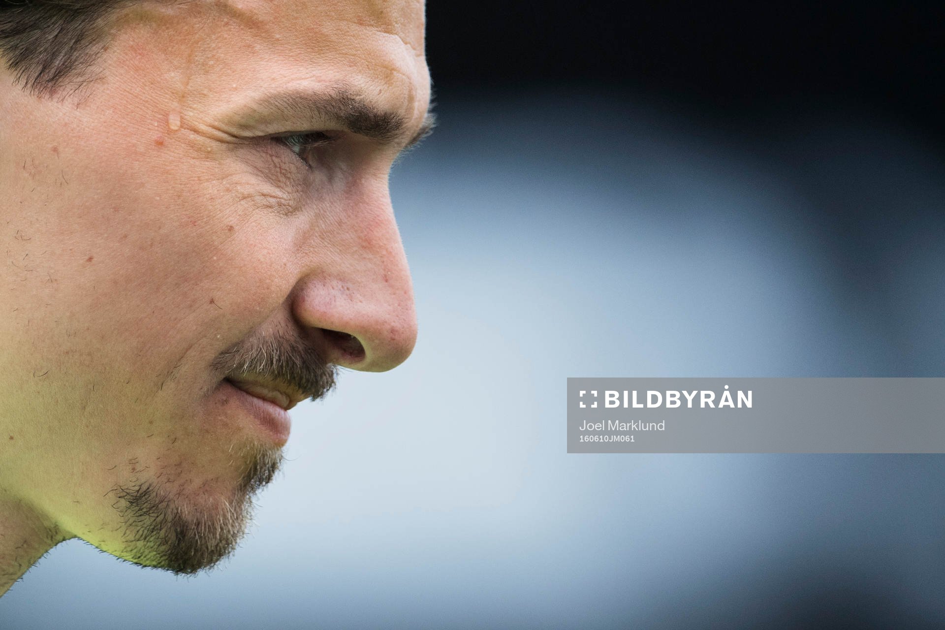 En svettdroppe rinner ner för tinningen på Zlatan