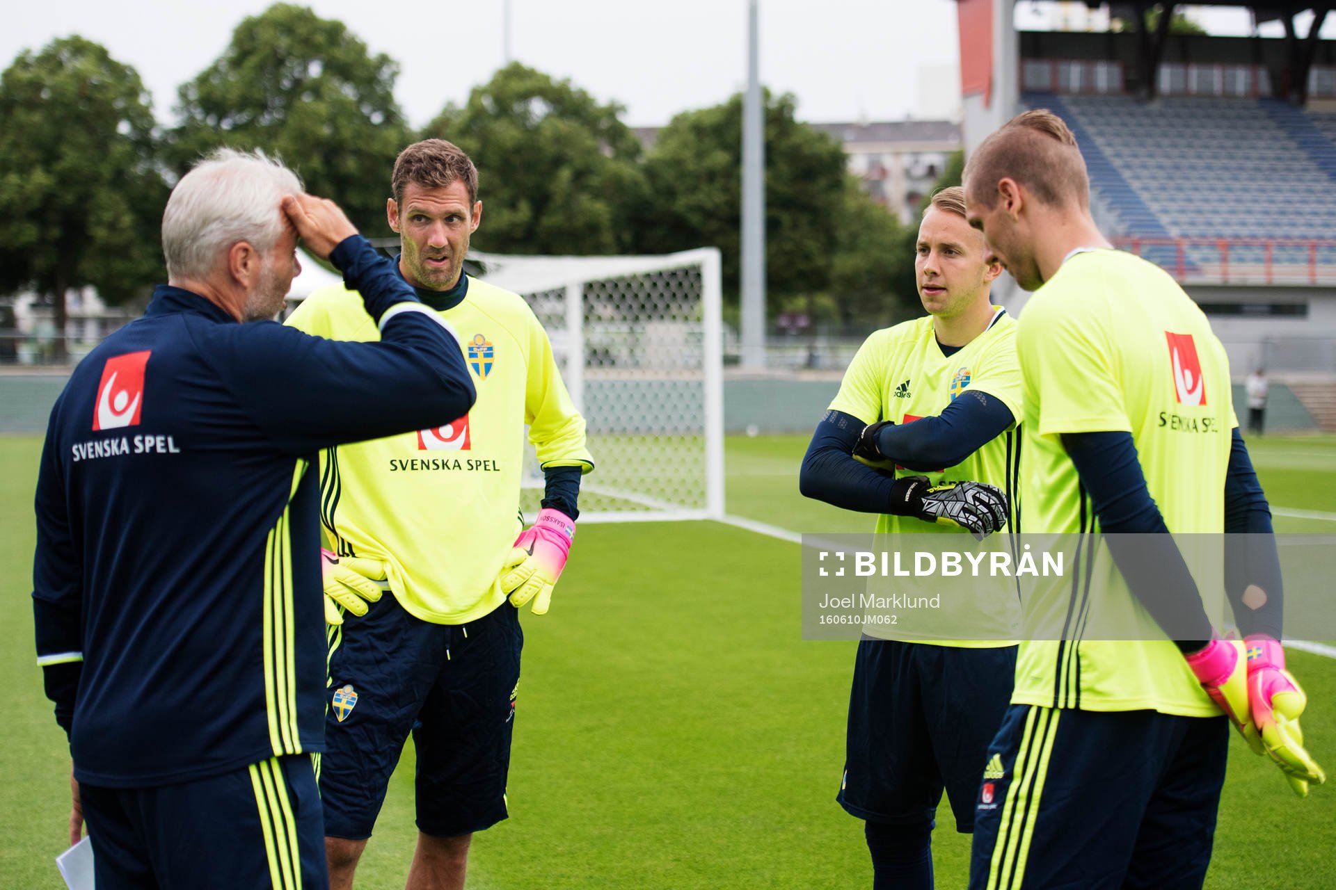 Målvaktstränare Lars Eriksson i samtal med målvakterna