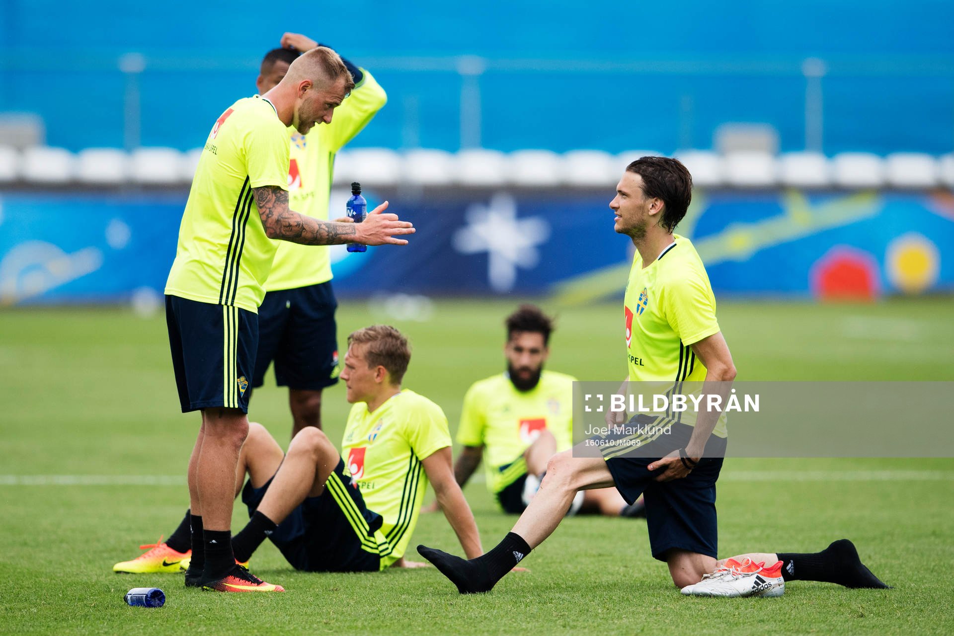 John Guidetti och Albin Ekdal i en diskussion