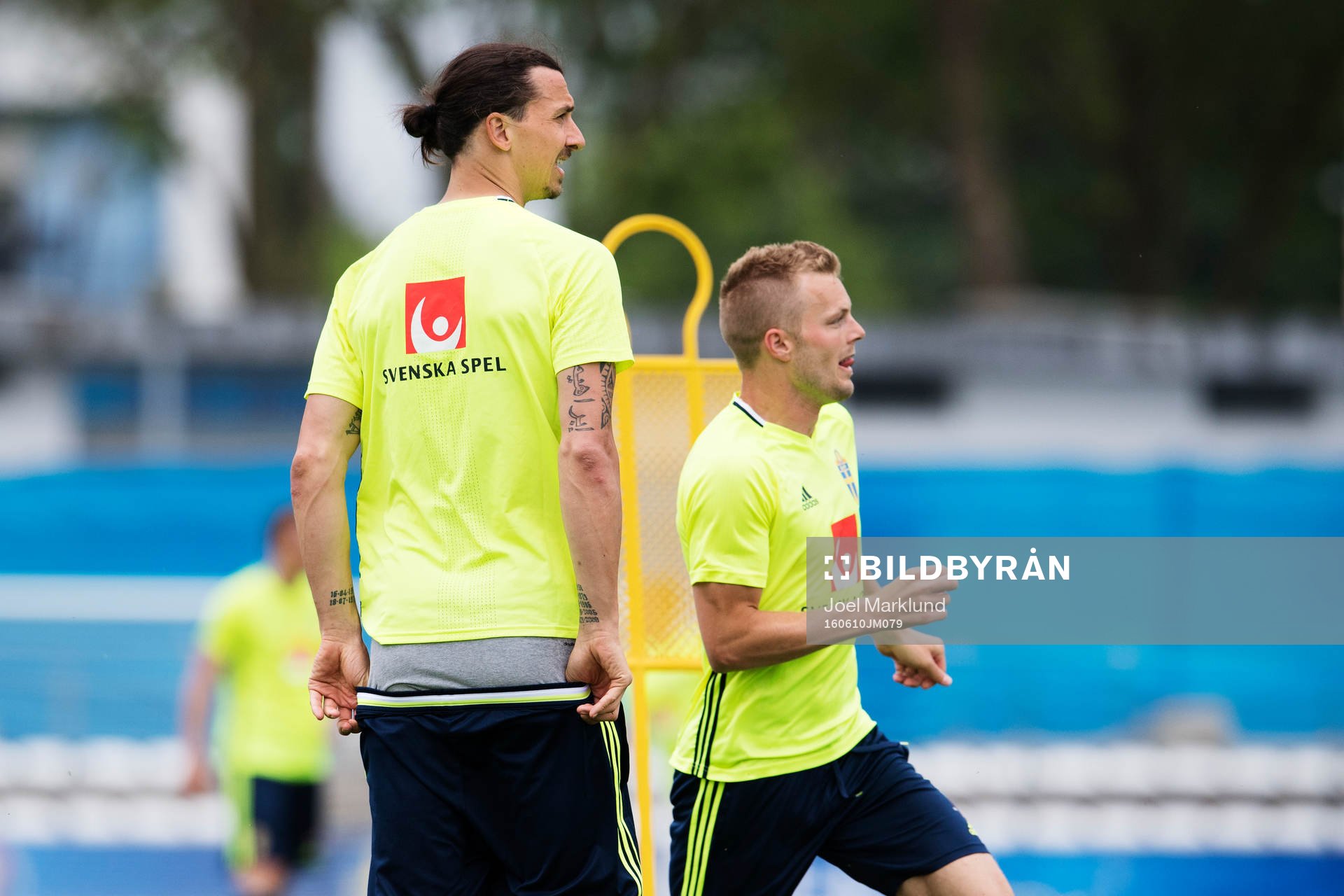 Zlatan Ibrahimovic justerar sina byxor när Sebastian