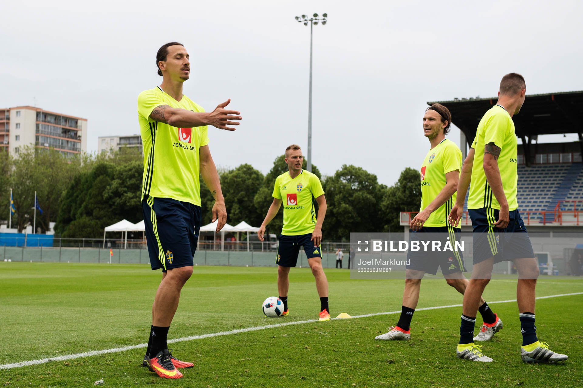 Zlatan Ibrahimovic gestikulerar under Sveriges fotbollslandslags träning under fotbolls-EM den 10 juni 2016 i Saint-Nazaire.