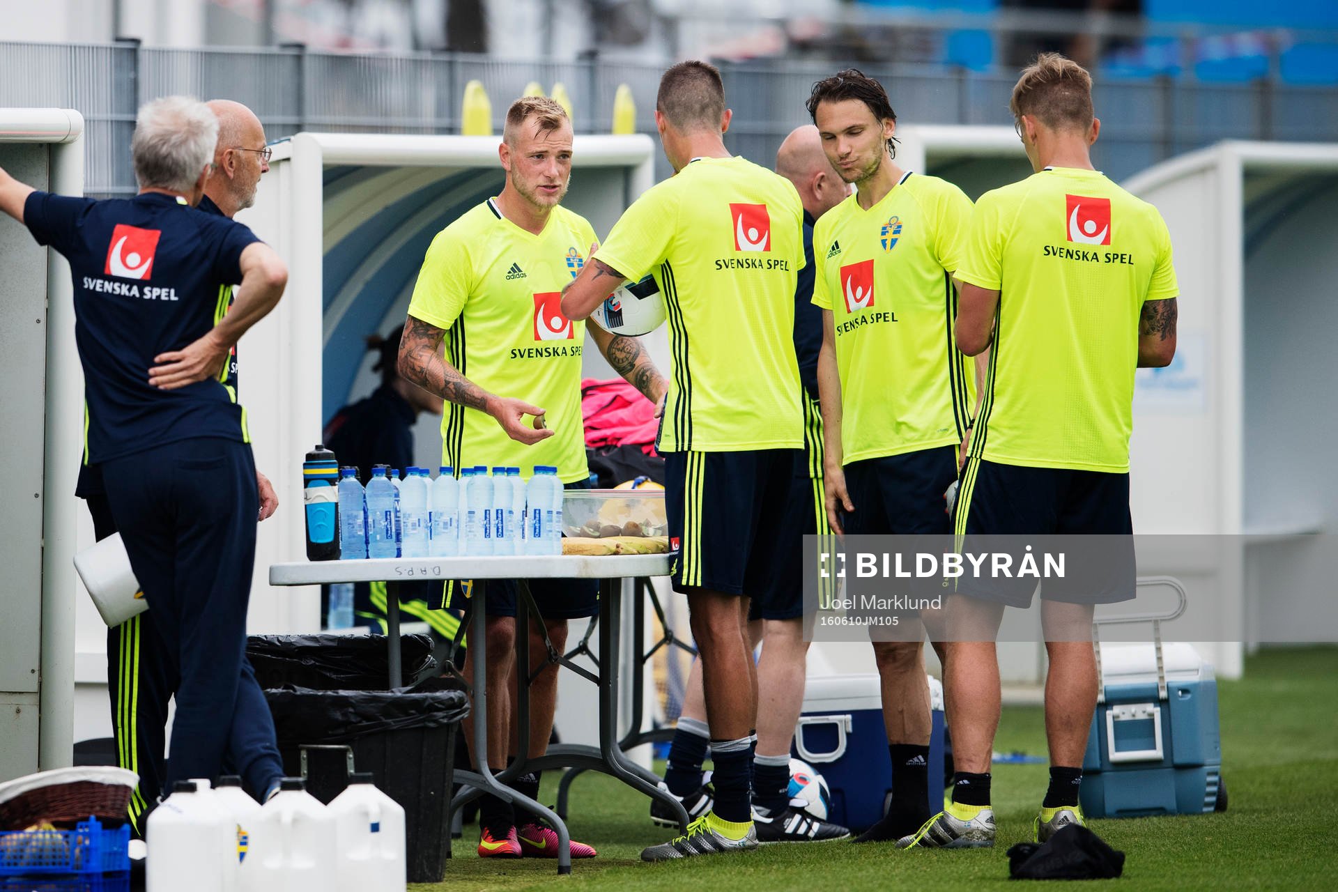 John Guidetti pratar med Mikael Lustig och Albin Ekdal vid