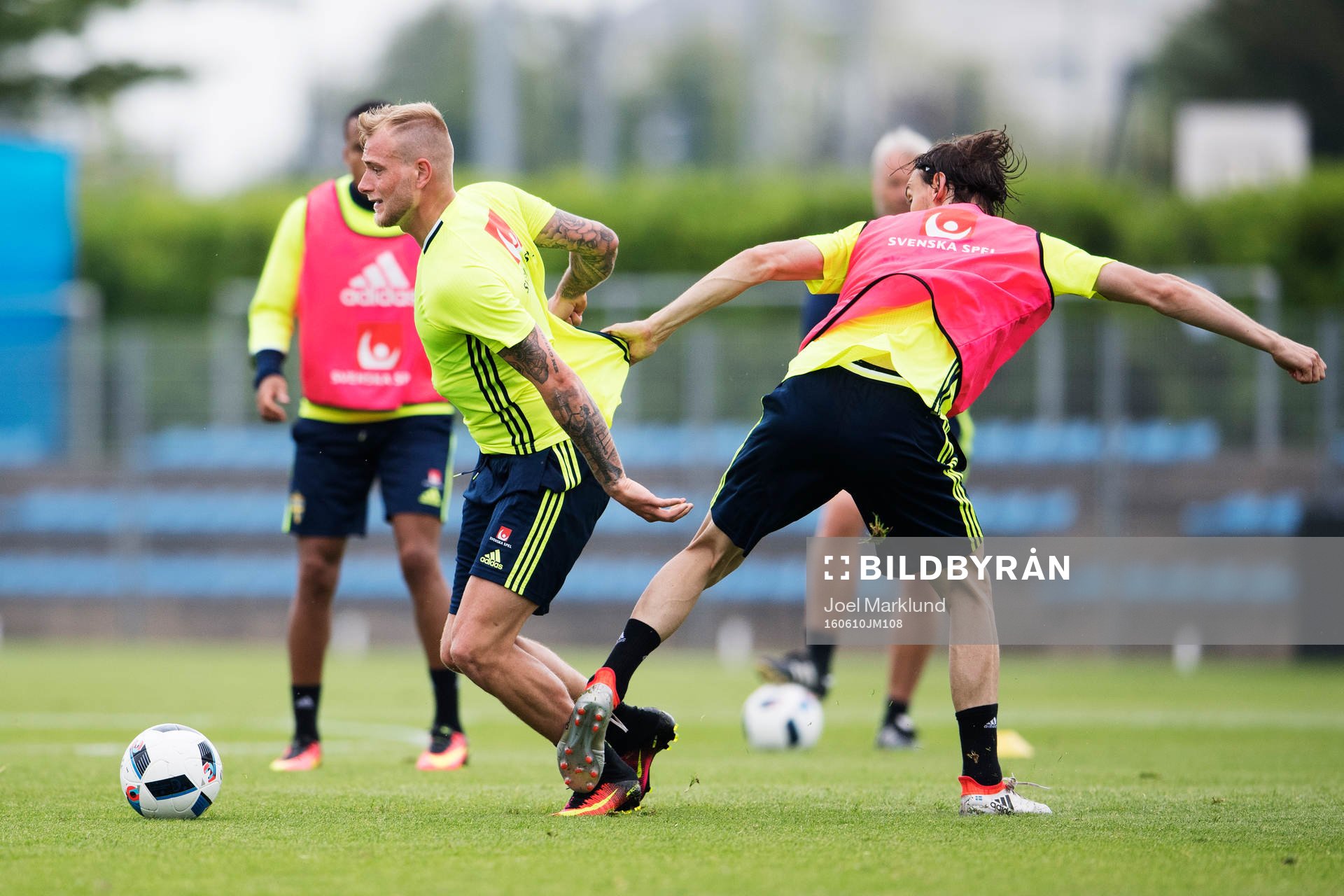 John Guidetti blir dragen i tröjan av Albin Ekdal