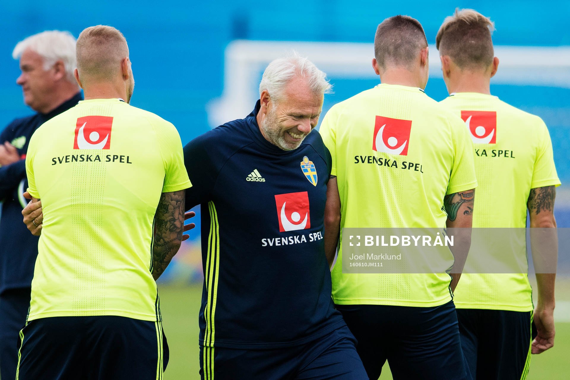 Målvaktstränare Lasse Eriksson skojar med spelare