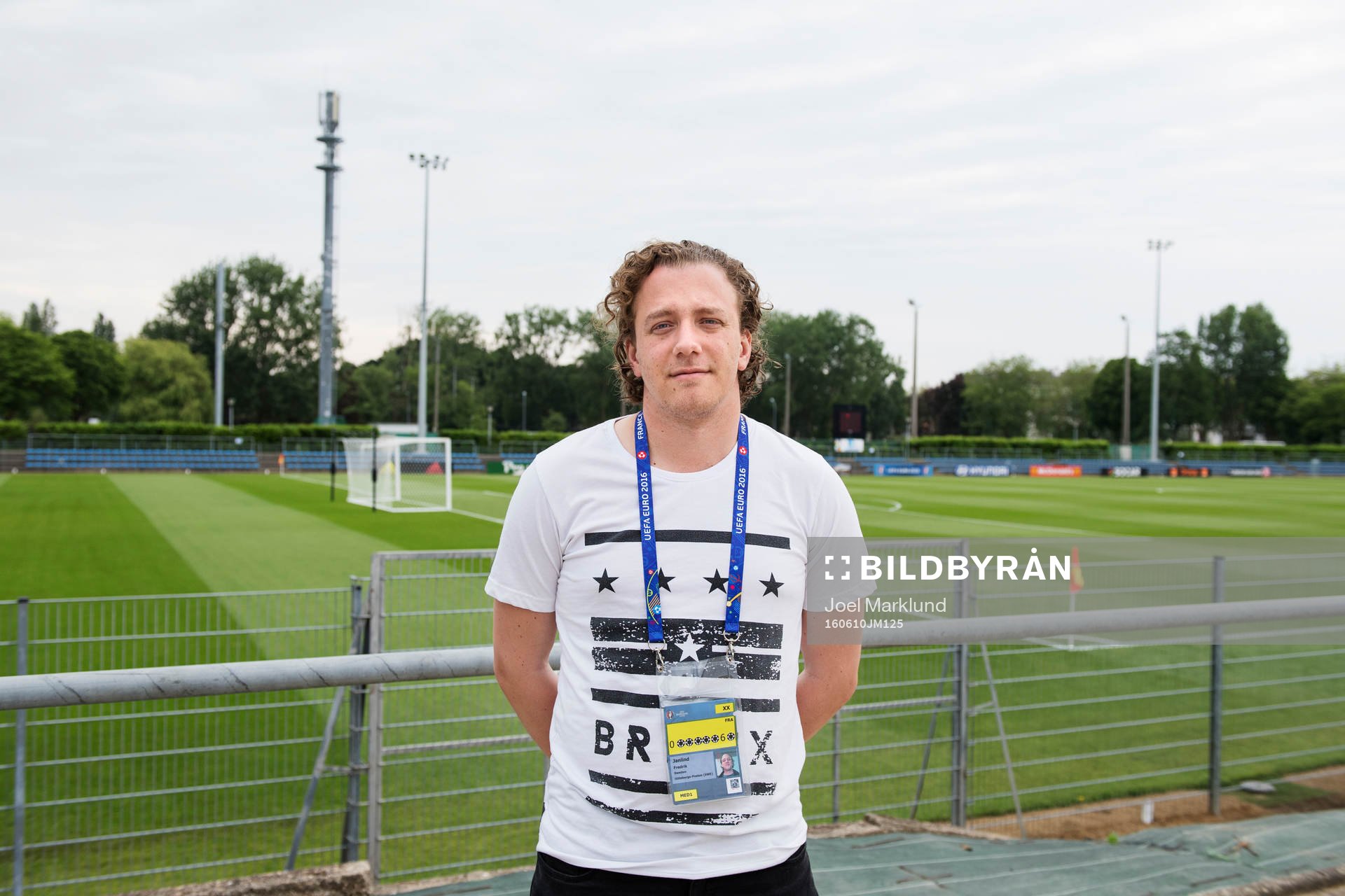 Fredrik Janlind, reporter Göteborgs-Posten, poserar för en bylinebild inför Sveriges fotbollslandslags träning under fotbolls-EM den 10 juni 2016 i Saint-Nazaire.