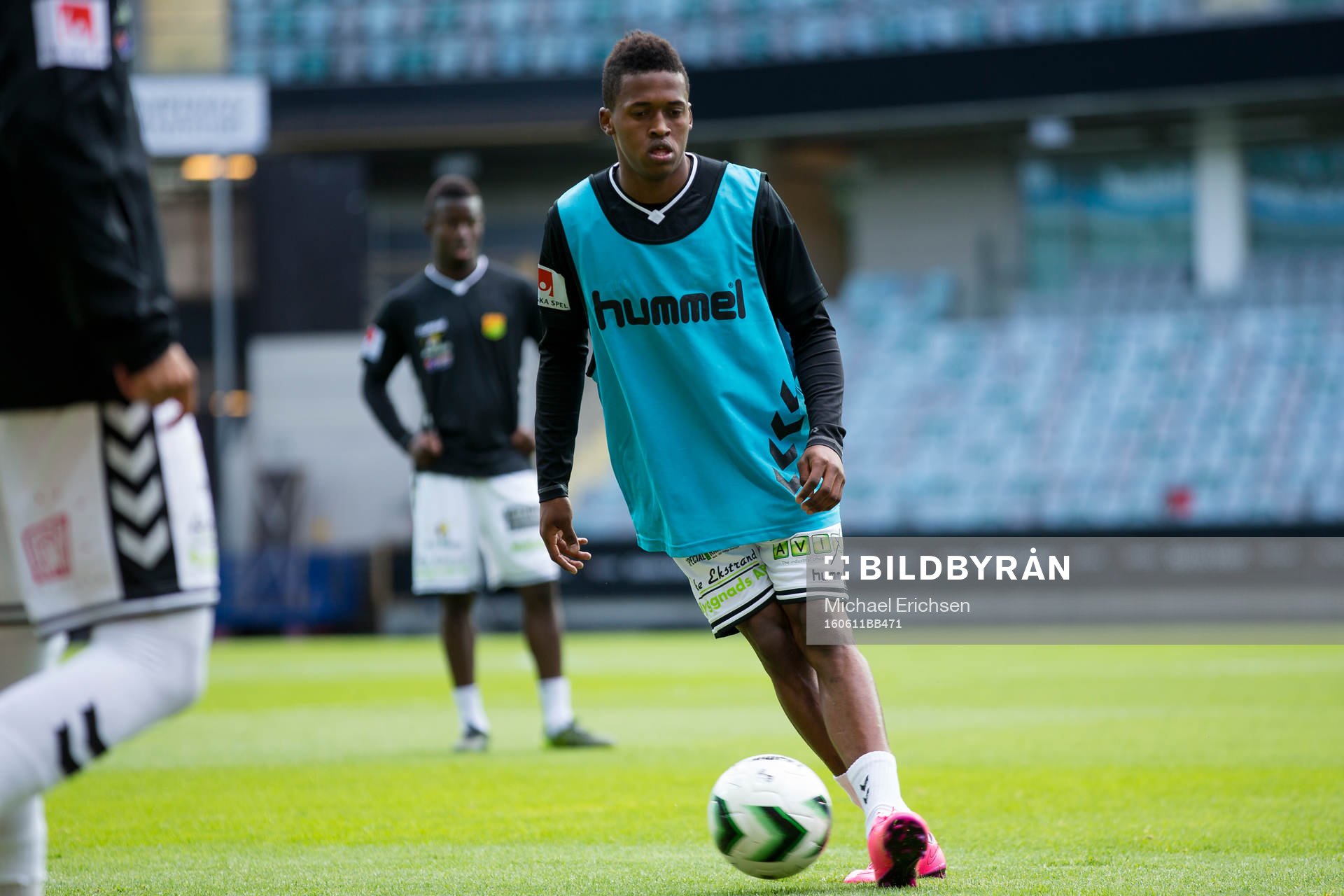 GAIS Luther Singh värmer upp innan fotbollsmatchen i
