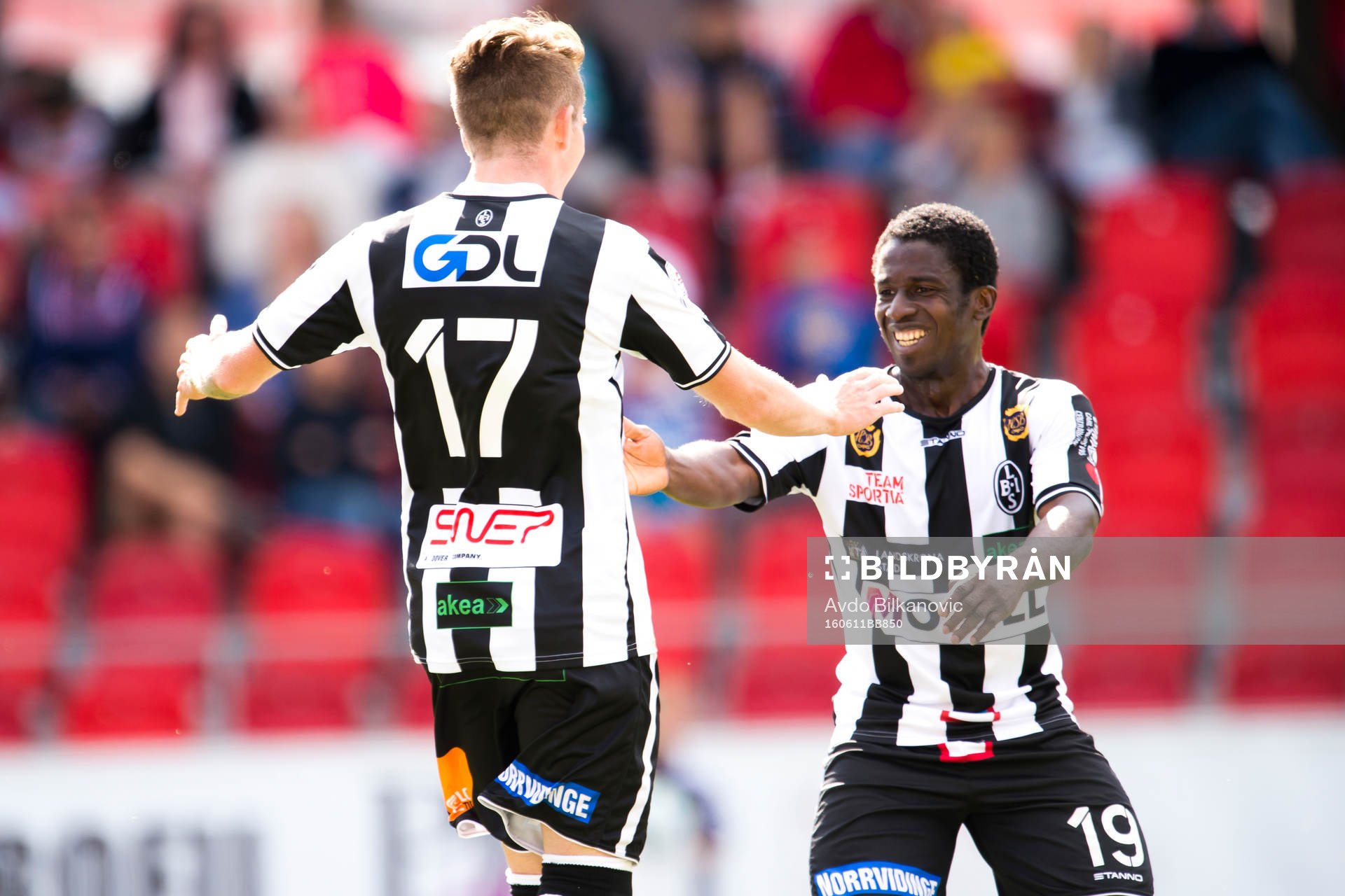 Landskronas Rasmus Alm och Tierry Zahui jublar