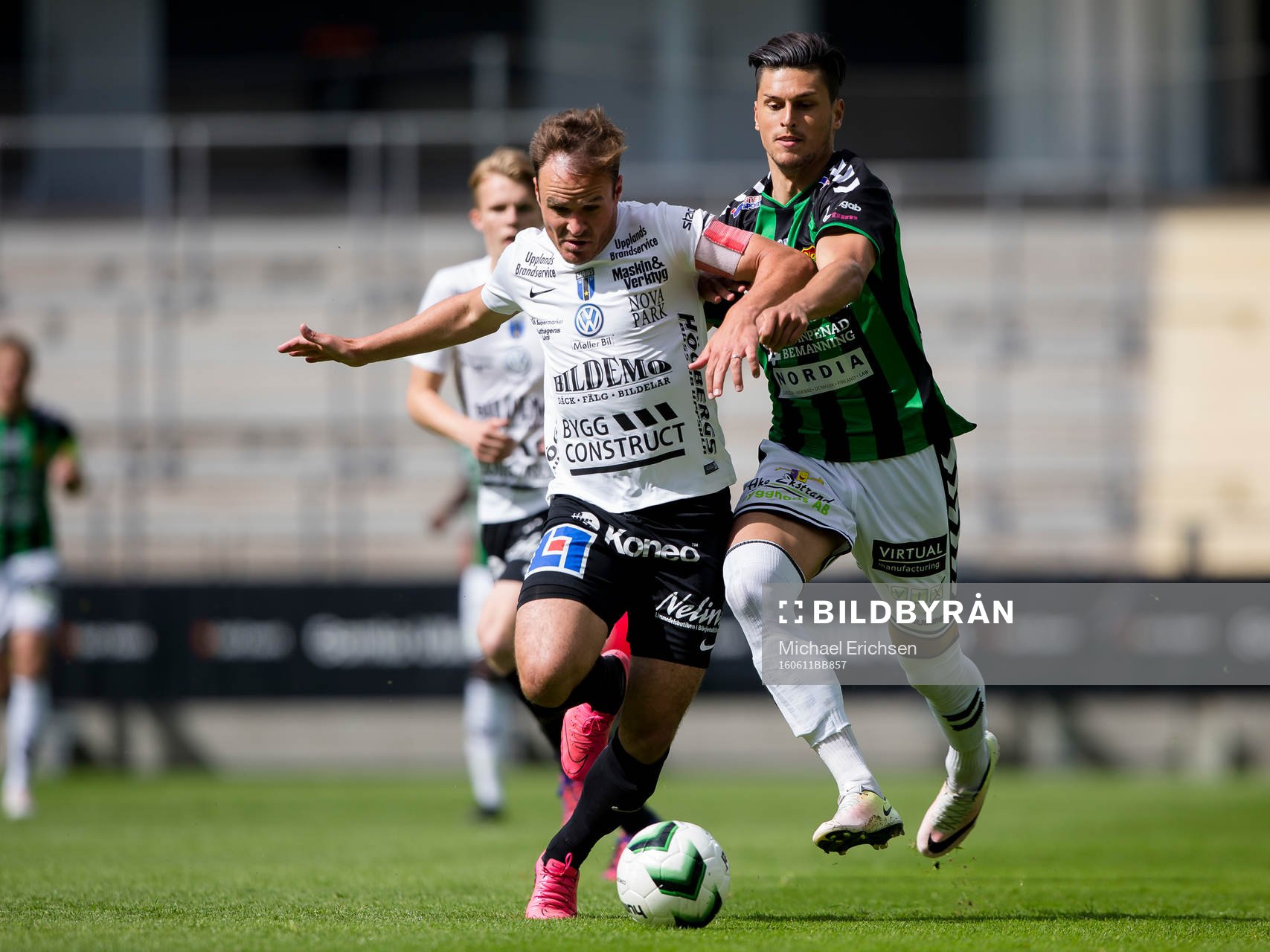 Sirius Niklas Busch Thor i kamp med GAIS Luka Mijaljevic under fotbollsmatchen i Superettan mellan GAIS och Sirius den 11 juni 2016 i Göteborg.