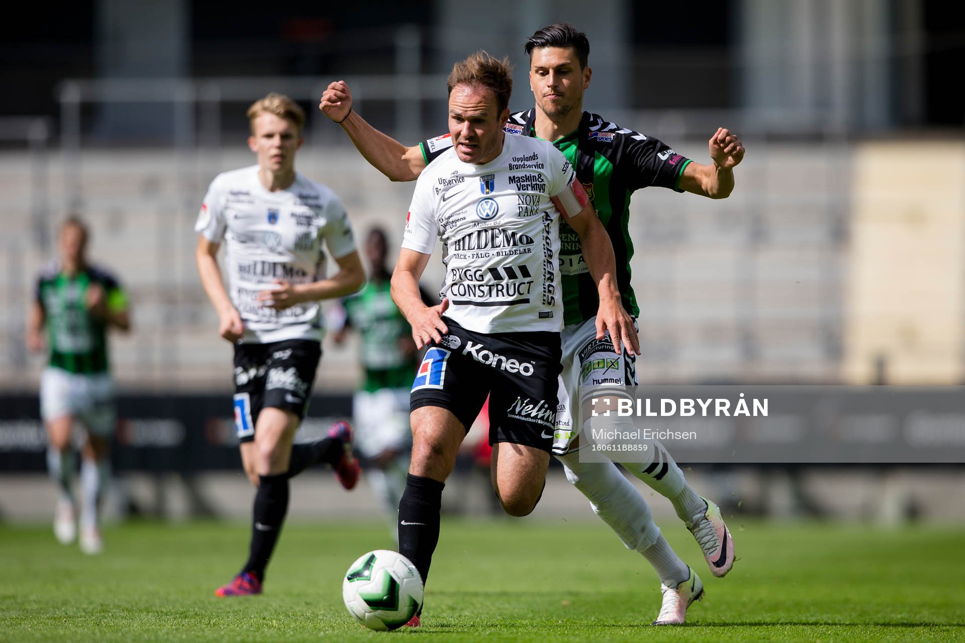 Sirius Niklas Busch Thor i kamp med GAIS Luka Mijaljevic under fotbollsmatchen i Superettan mellan GAIS och Sirius den 11 juni 2016 i Göteborg.