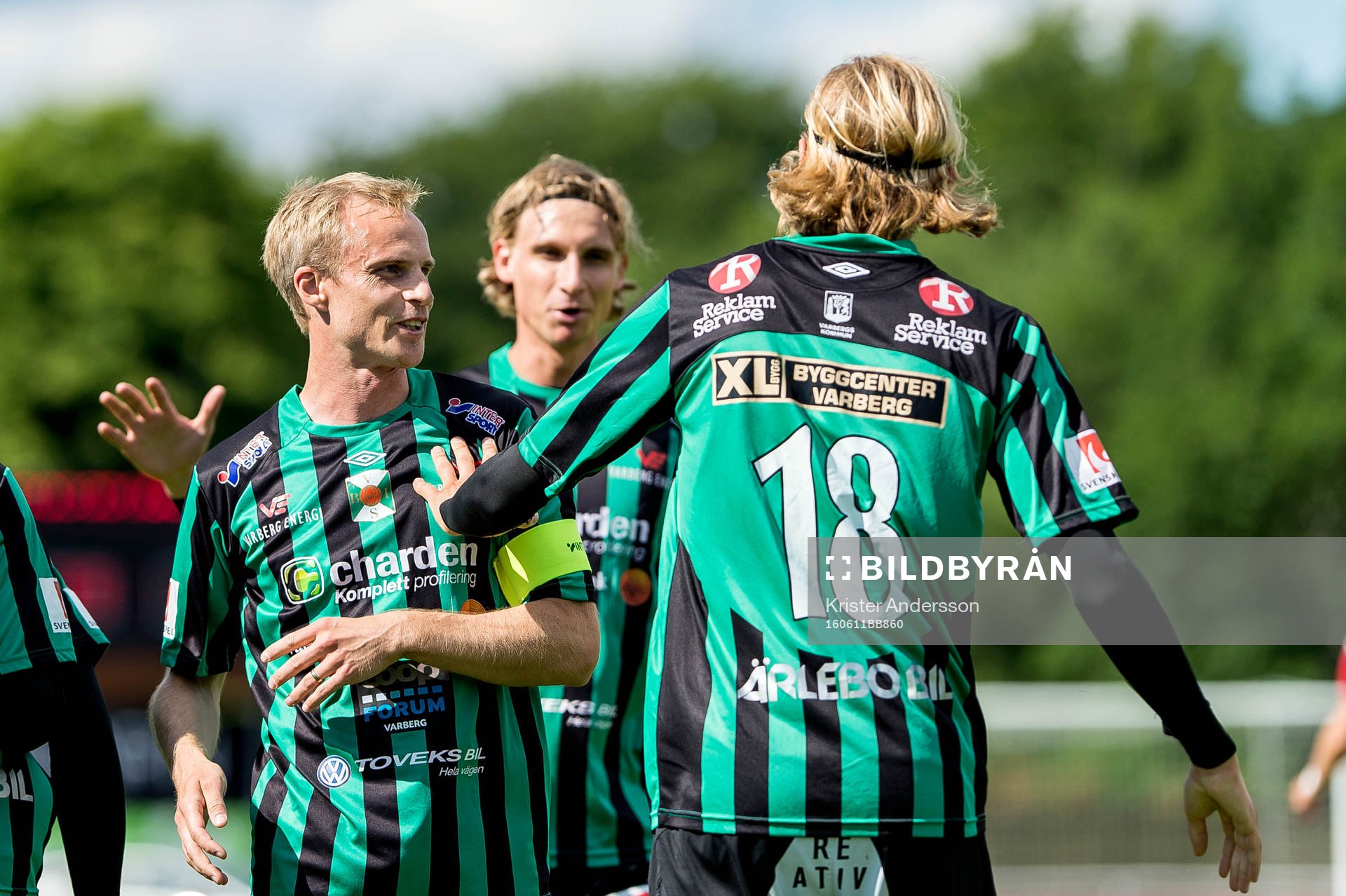 Varbergs Joakim Lindner har gjort 1-0 och laget jublar