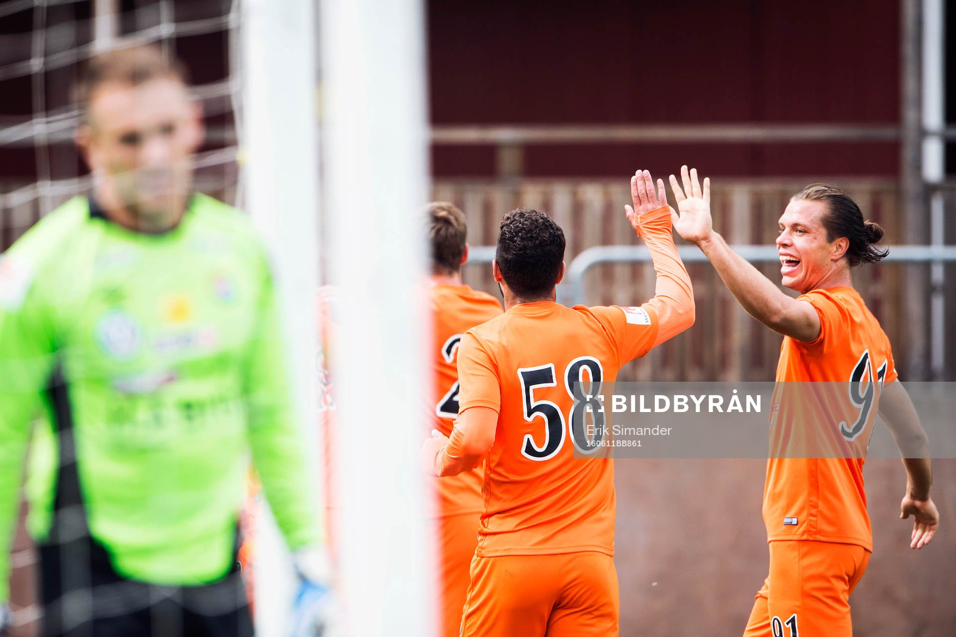 Athletics Othman El Kabir och Sasa Matic jublar efter 1-0 under fotbollsmatchen i Superettan mellan AFC United och Örgryte den 11 juni 2016 i Stockholm.