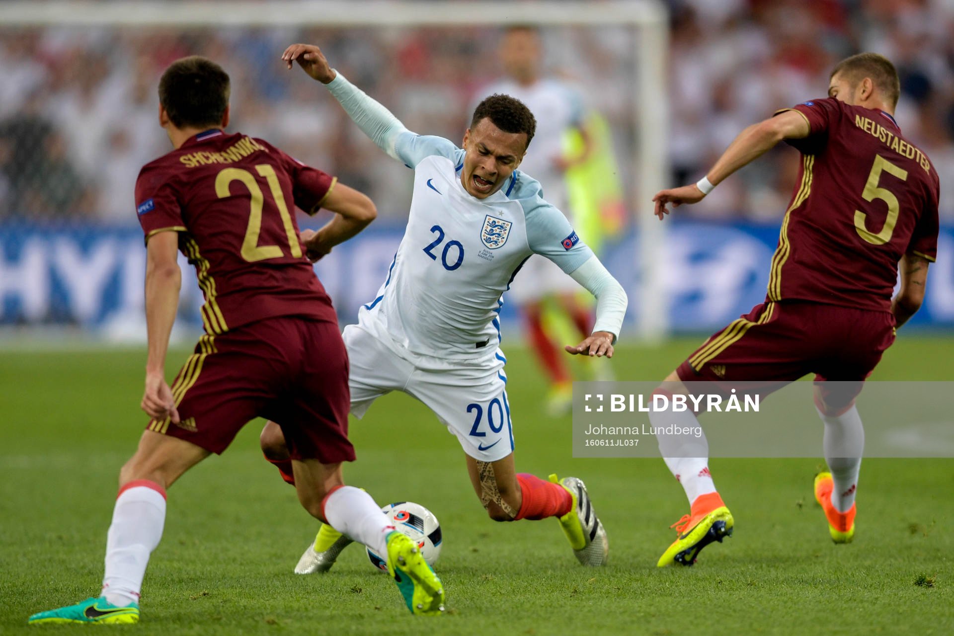 Englands Dele Alli och Rysslands Georgi Schennikov och Roman Neustädter under fotbollsmatchen mellan England och Ryssland under Fotbolls-EM den 11 juni 2016 i Marseille.