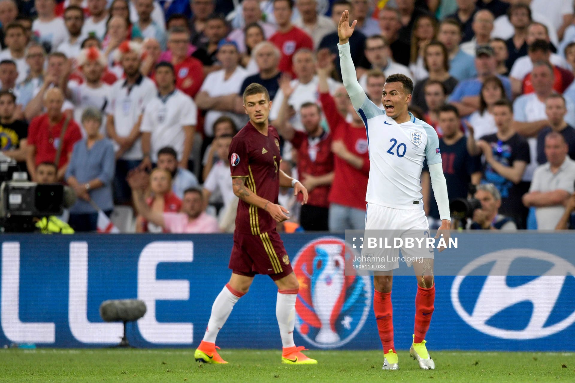 Englands Dele Alli och Rysslands Roman Neustädter under fotbollsmatchen mellan England och Ryssland under Fotbolls-EM den 11 juni 2016 i Marseille.