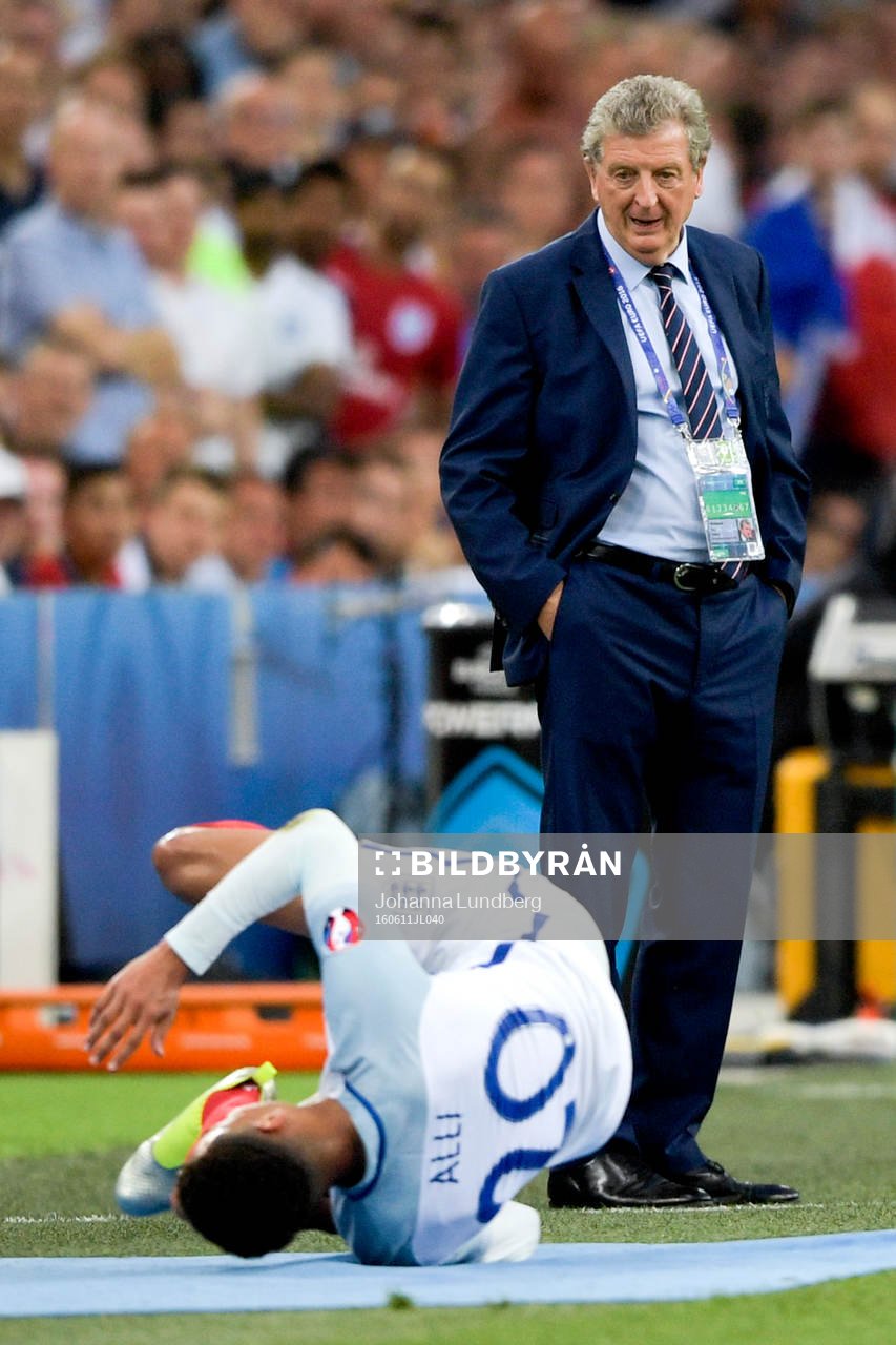 Englands förbundskapten Roy Hodgson och Dele Alli under fotbollsmatchen mellan England och Ryssland under Fotbolls-EM den 11 juni 2016 i Marseille.
