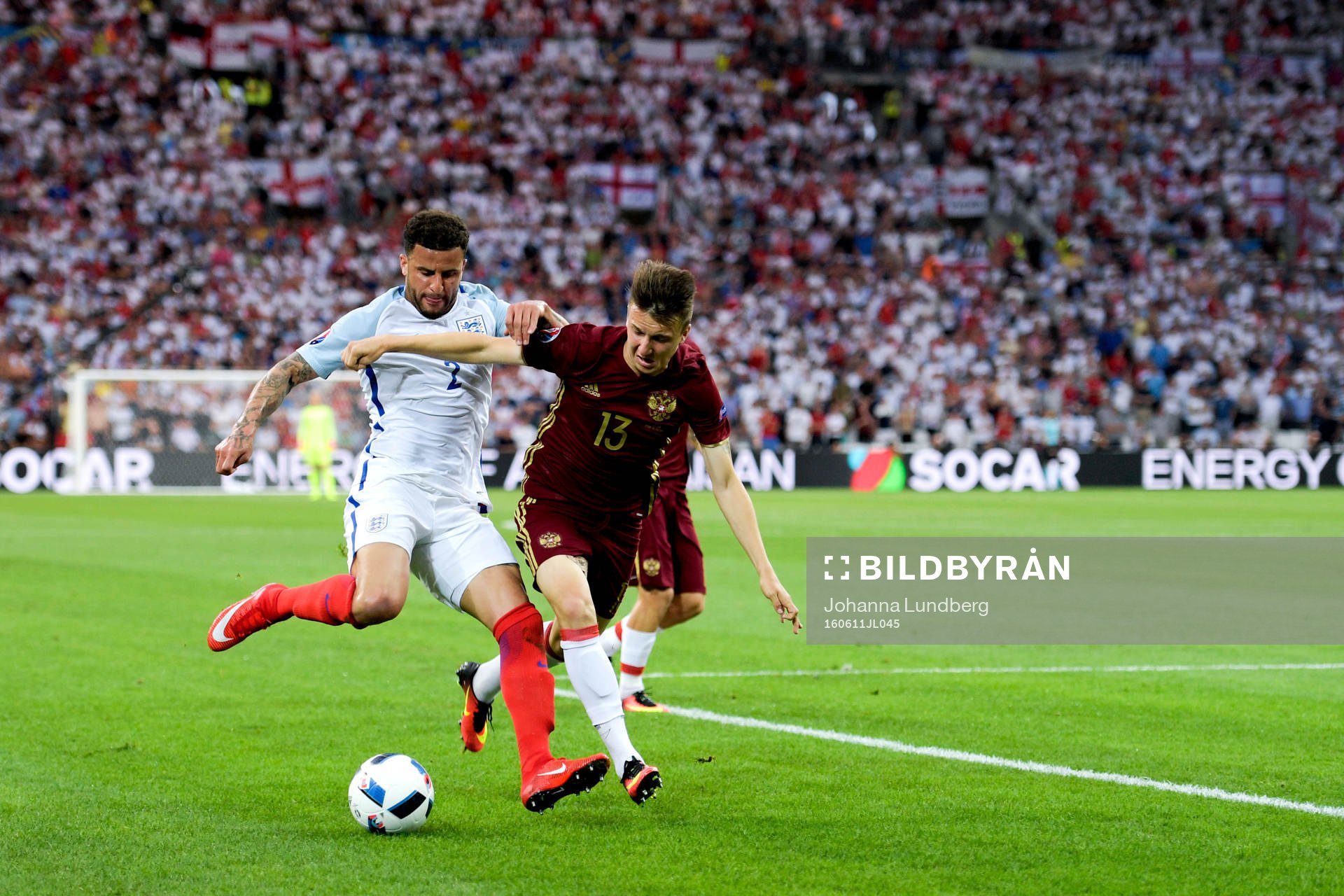 Englands Kyle Walker och Rysslands Aleksandr Golovin