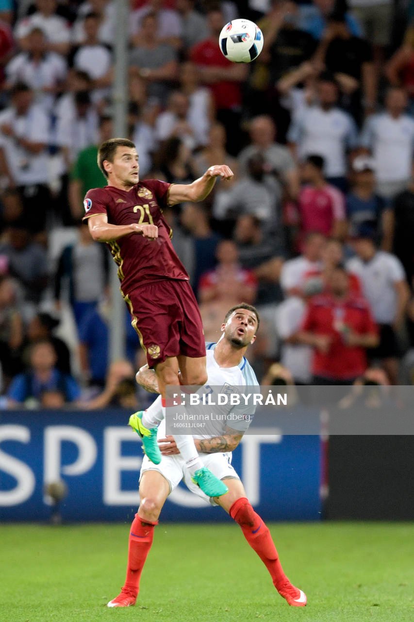 Englands Kyle Walker och Rysslands Georgi Schennikov
