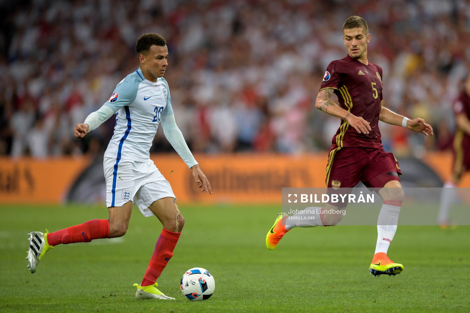 Englands Dele Alli och Rysslands Roman Neustädter under fotbollsmatchen mellan England och Ryssland under Fotbolls-EM den 11 juni 2016 i Marseille.