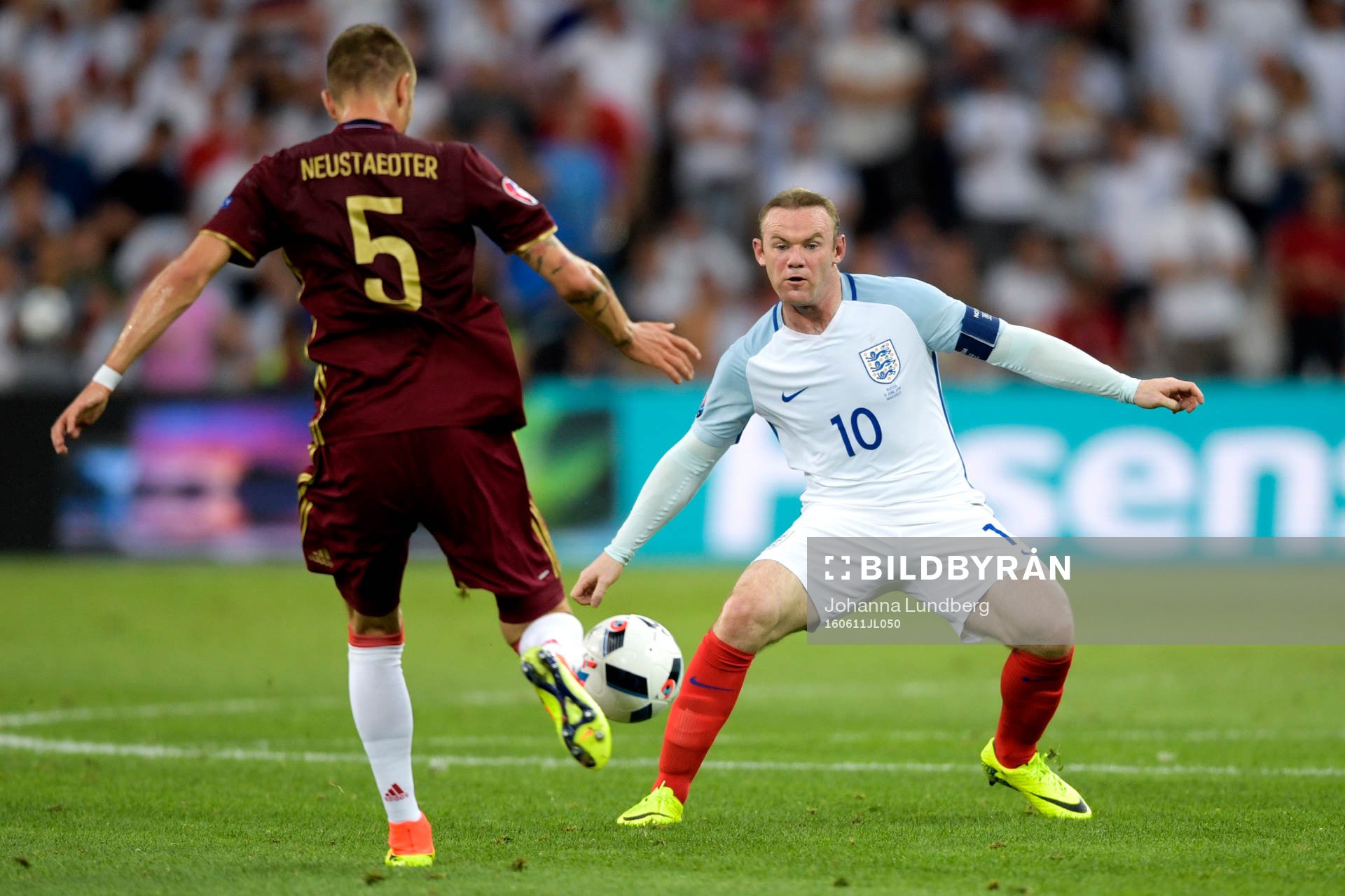 Rysslands Roman Neustädter och Englands Wayne Rooney under fotbollsmatchen mellan England och Ryssland under Fotbolls-EM den 11 juni 2016 i Marseille.