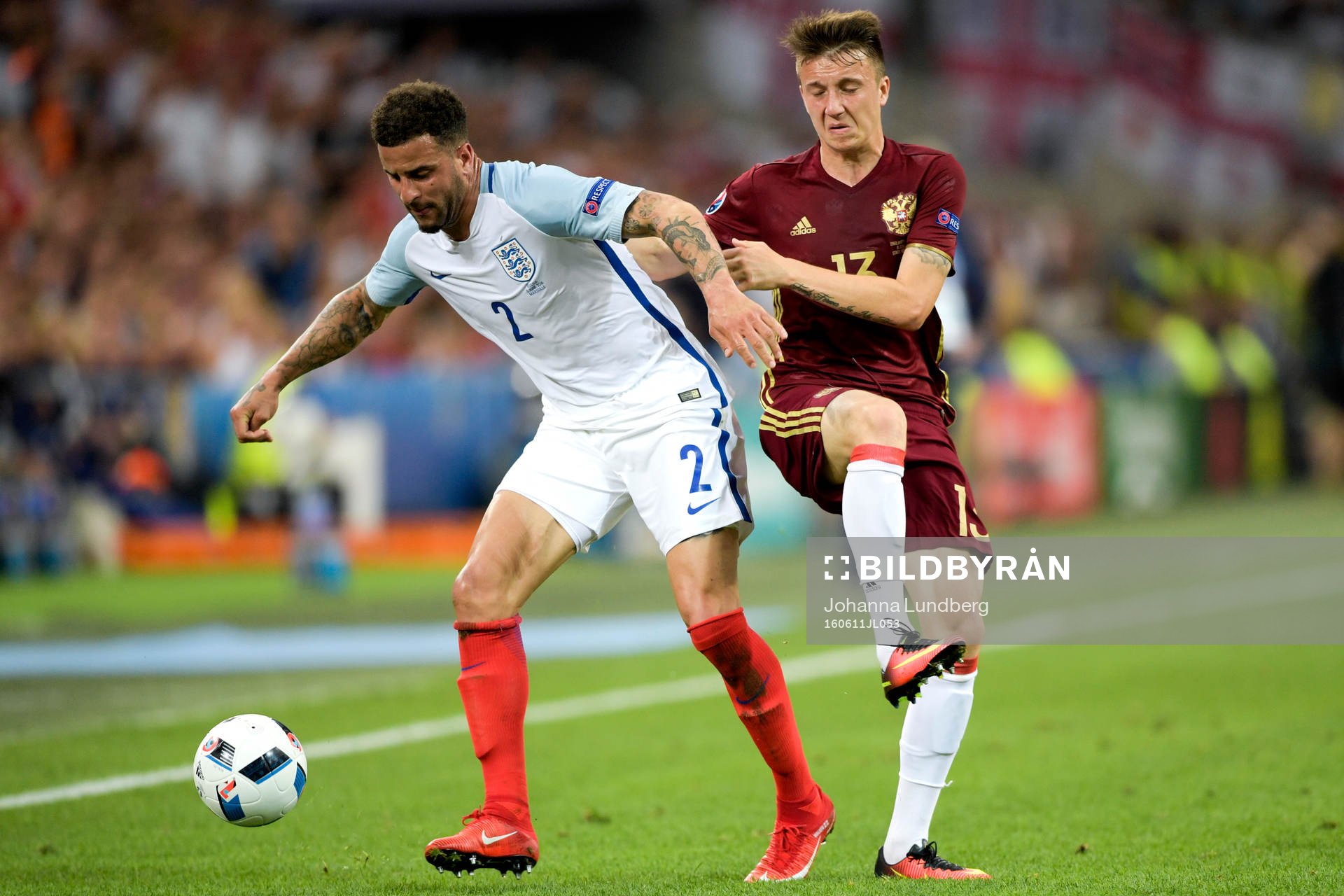 Englands Kyle Walker och Rysslands Aleksandr Golovin