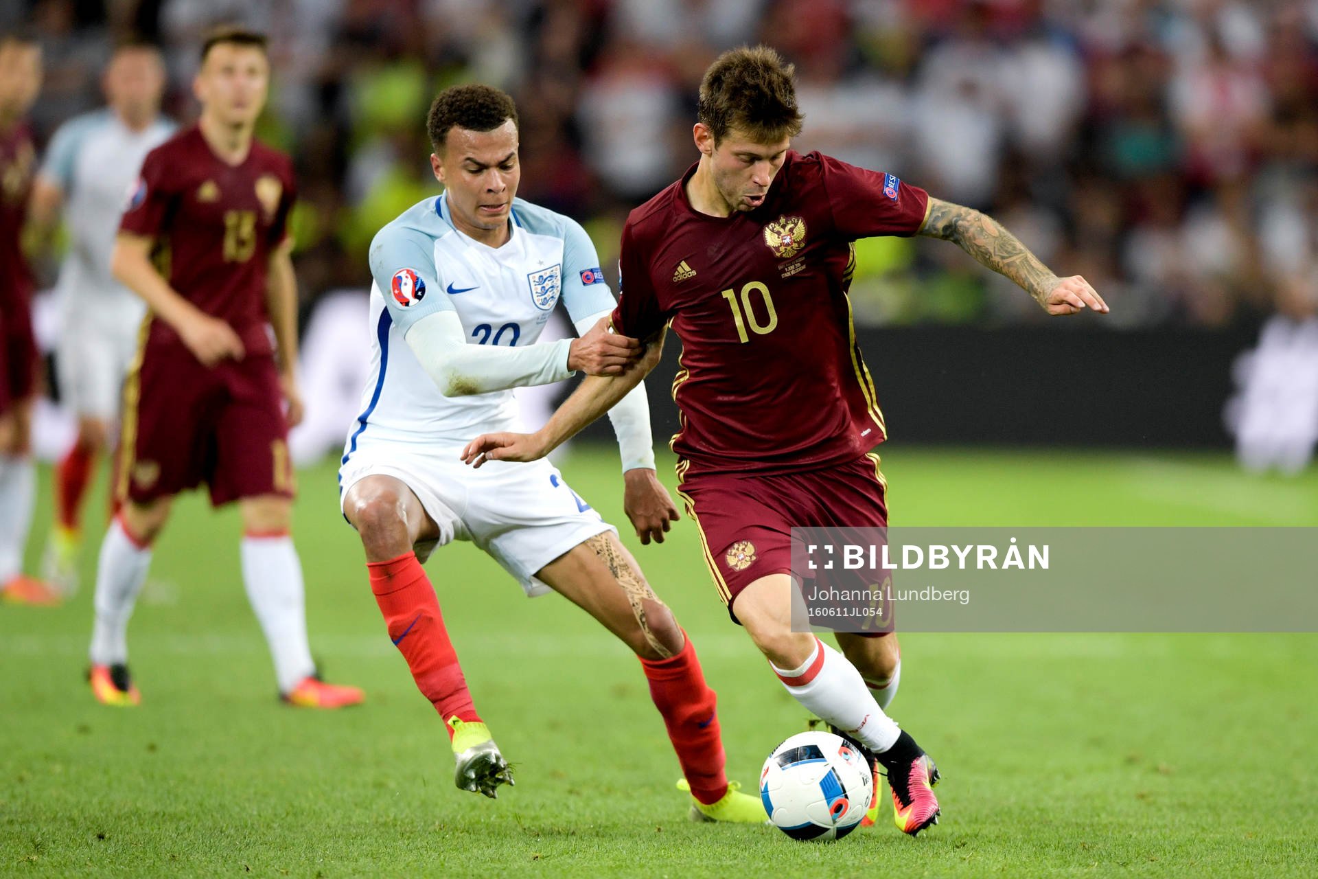 Englands Dele Alli och Rysslands Fedor Smolov under fotbollsmatchen mellan England och Ryssland under Fotbolls-EM den 11 juni 2016 i Marseille.