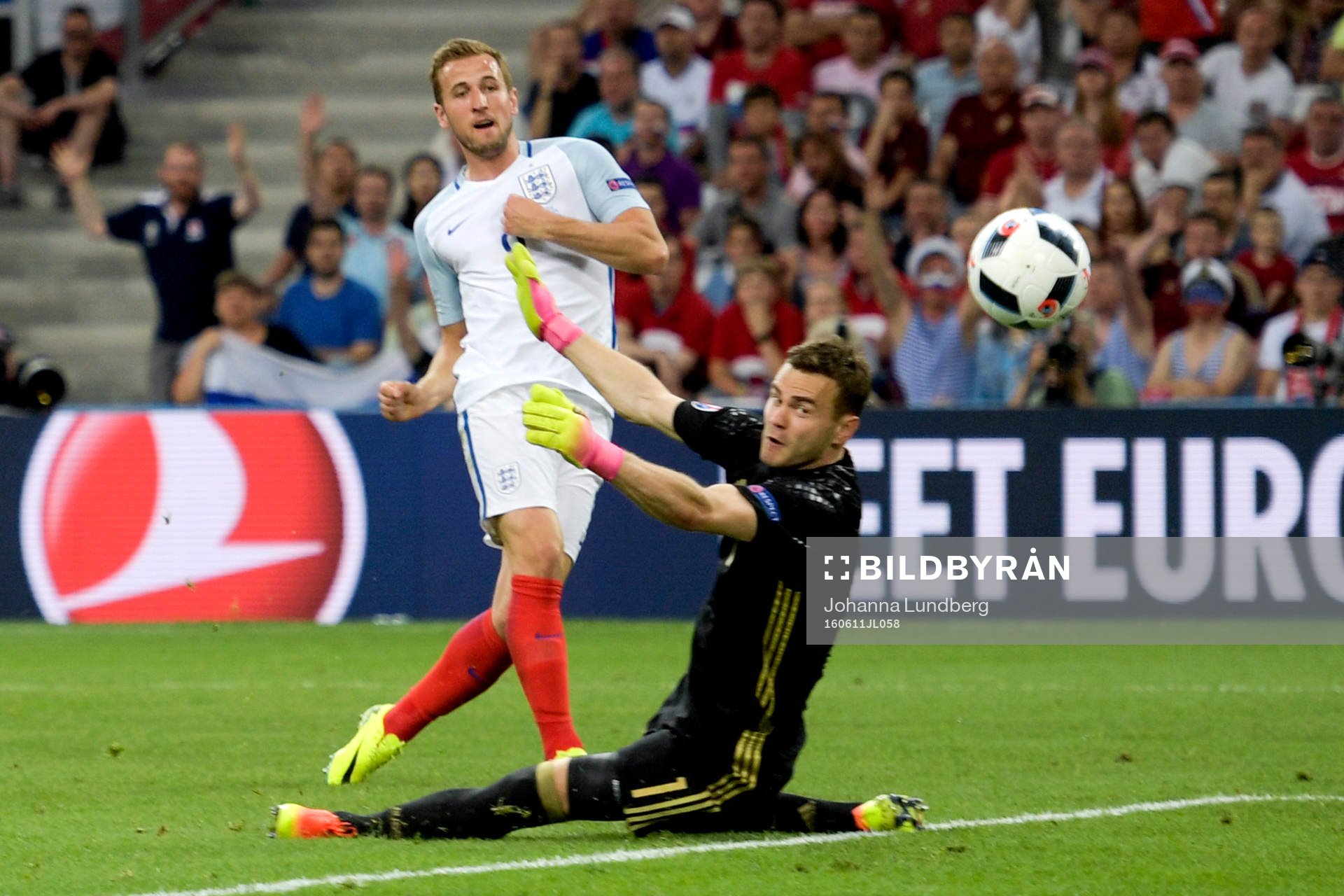 Englands Harry Kane och Rysslands målvakt Igor Akinfeev