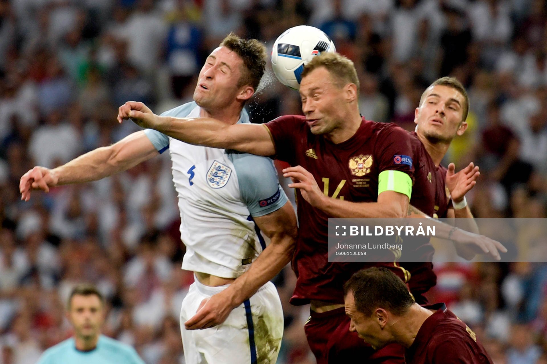 Englands Gary Cahill och Rysslands Vasili Berezutski