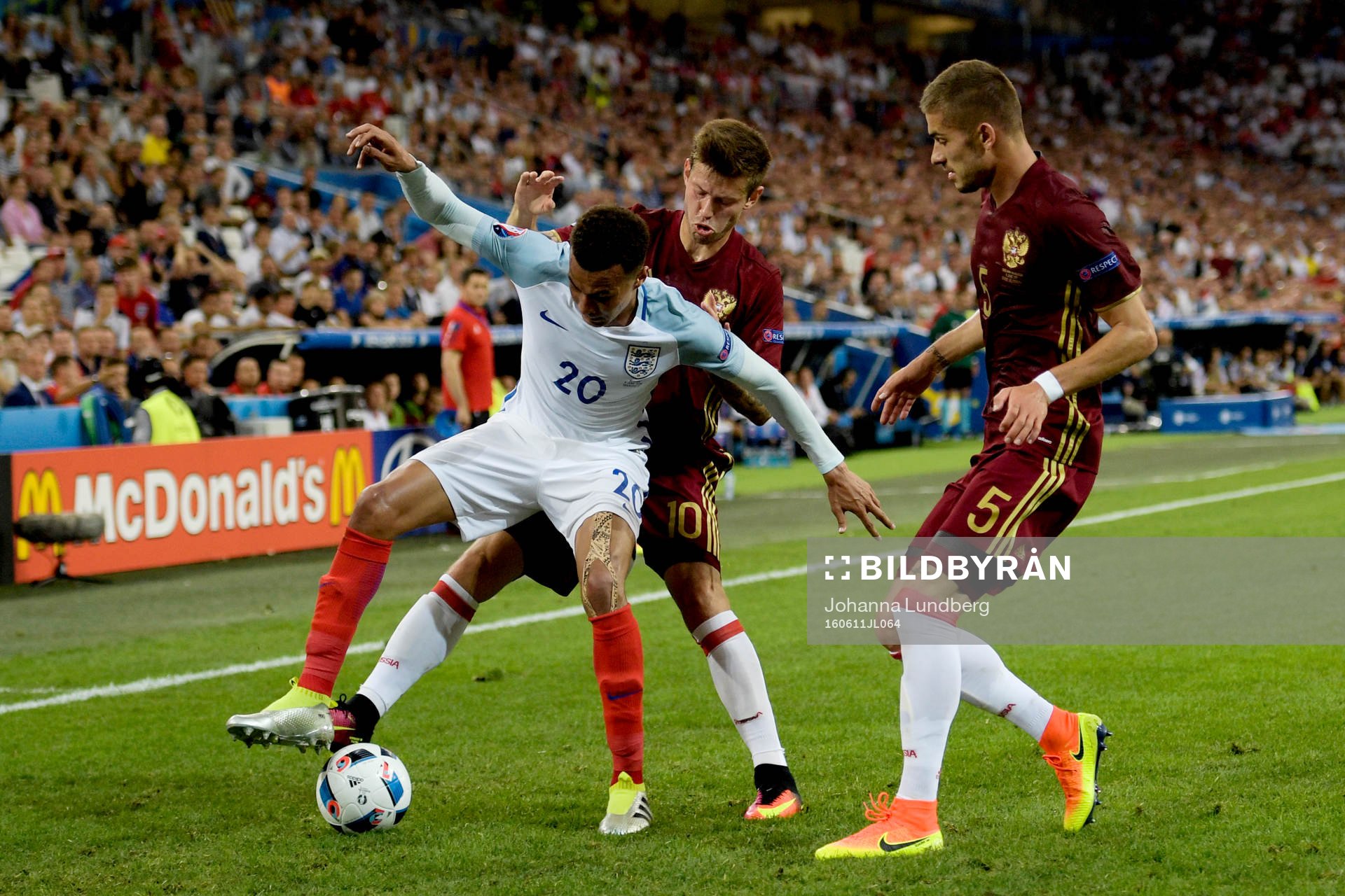 Englands Dele Alli och Rysslands Fedor Smolov och Roman Neustädter under fotbollsmatchen mellan England och Ryssland under Fotbolls-EM den 11 juni 2016 i Marseille.