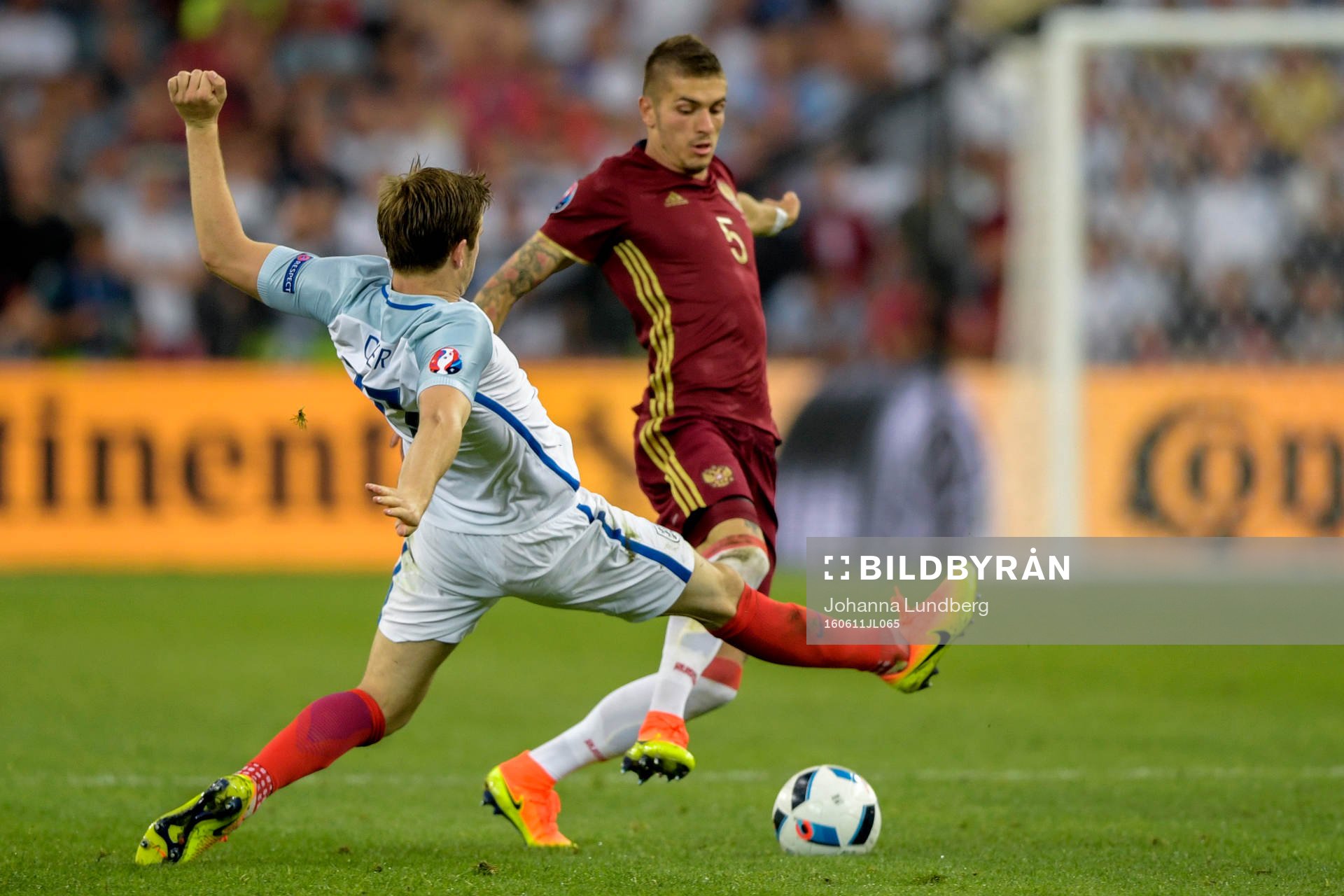 Rysslands Roman Neustädter och Englands Eric Dier under fotbollsmatchen mellan England och Ryssland under Fotbolls-EM den 11 juni 2016 i Marseille.