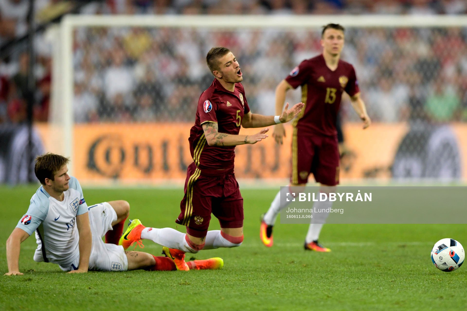 Englands Eric Dier fäller Rysslands Roman Neustädter under fotbollsmatchen mellan England och Ryssland under Fotbolls-EM den 11 juni 2016 i Marseille.