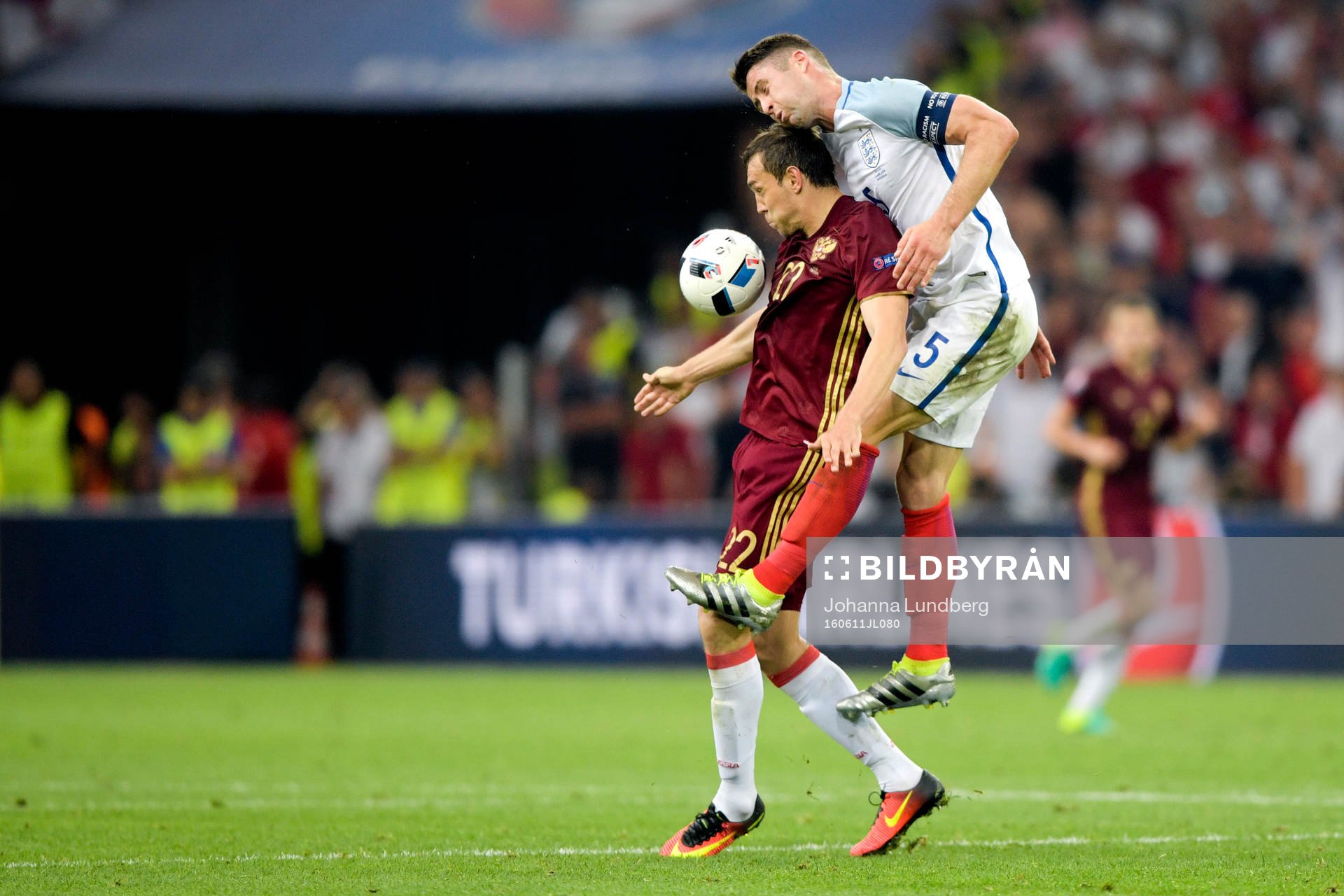 Englands Gary Cahill och Rysslands Fedor Smolov